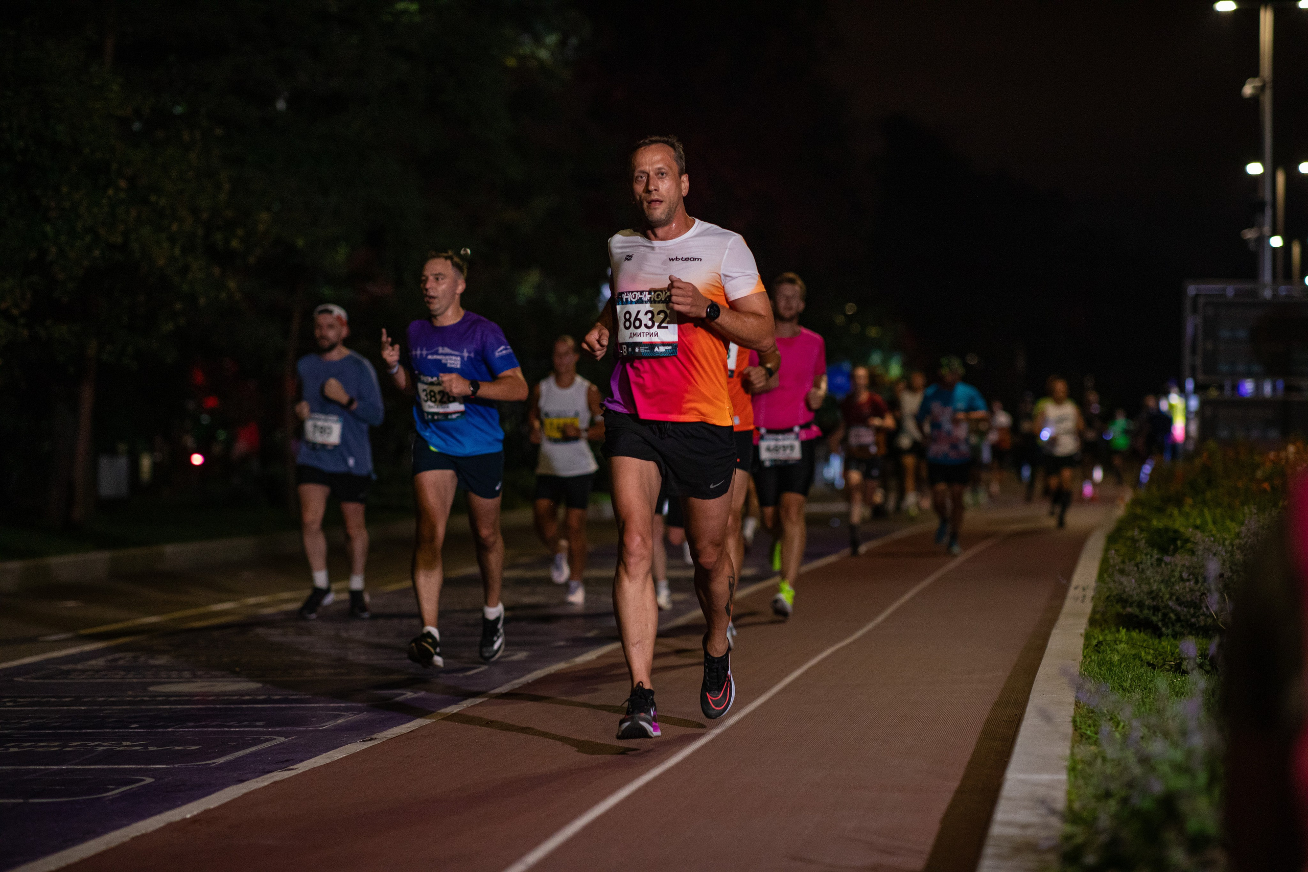 Ночной забег в ленте фотографий бегунов 03.08.24. Фотограф Сергей Ловкий