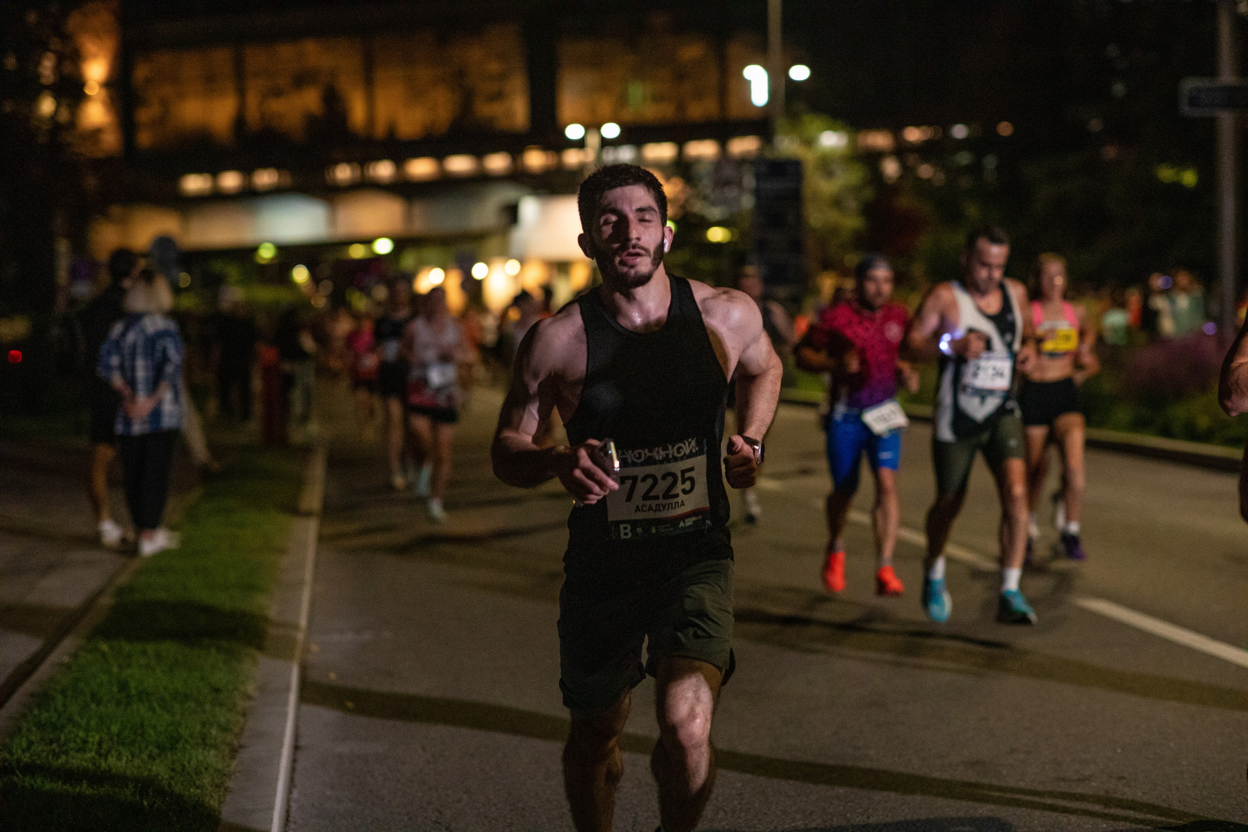 Ночной забег в ленте фотографий бегунов 03.08.24. Фотограф Сергей Ловкий