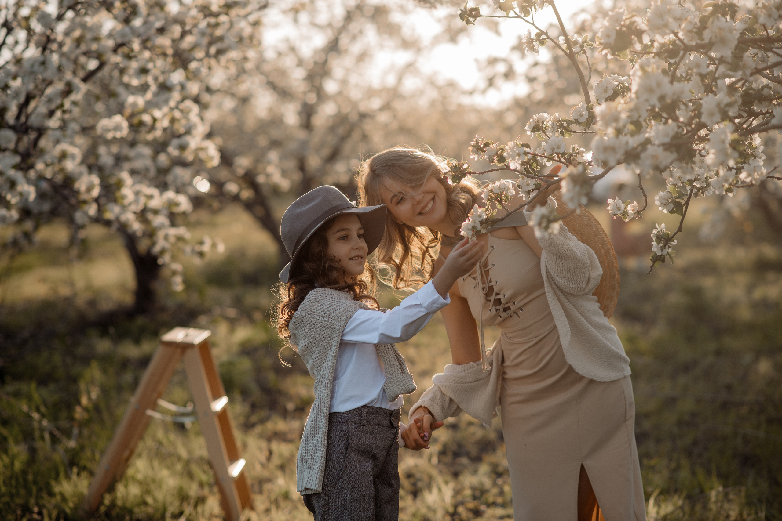 Марина и Иришка в цветущих садах. Фотограф Мария Стрелкова