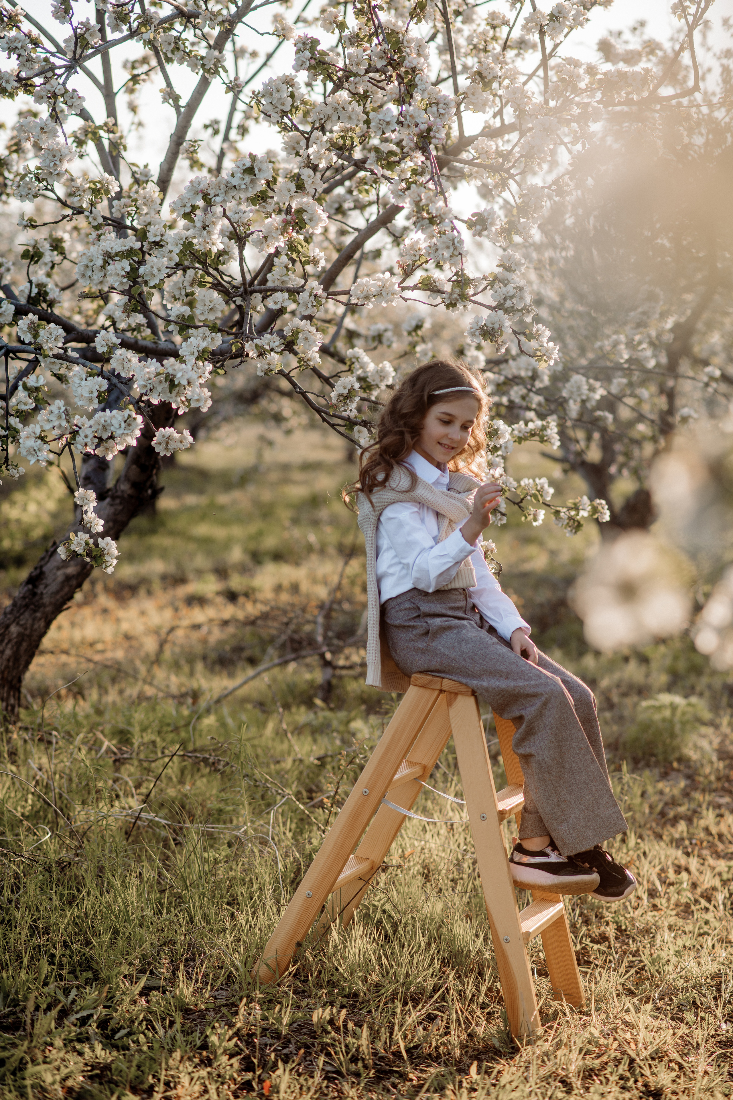 Марина и Иришка в цветущих садах. Фотограф Мария Стрелкова