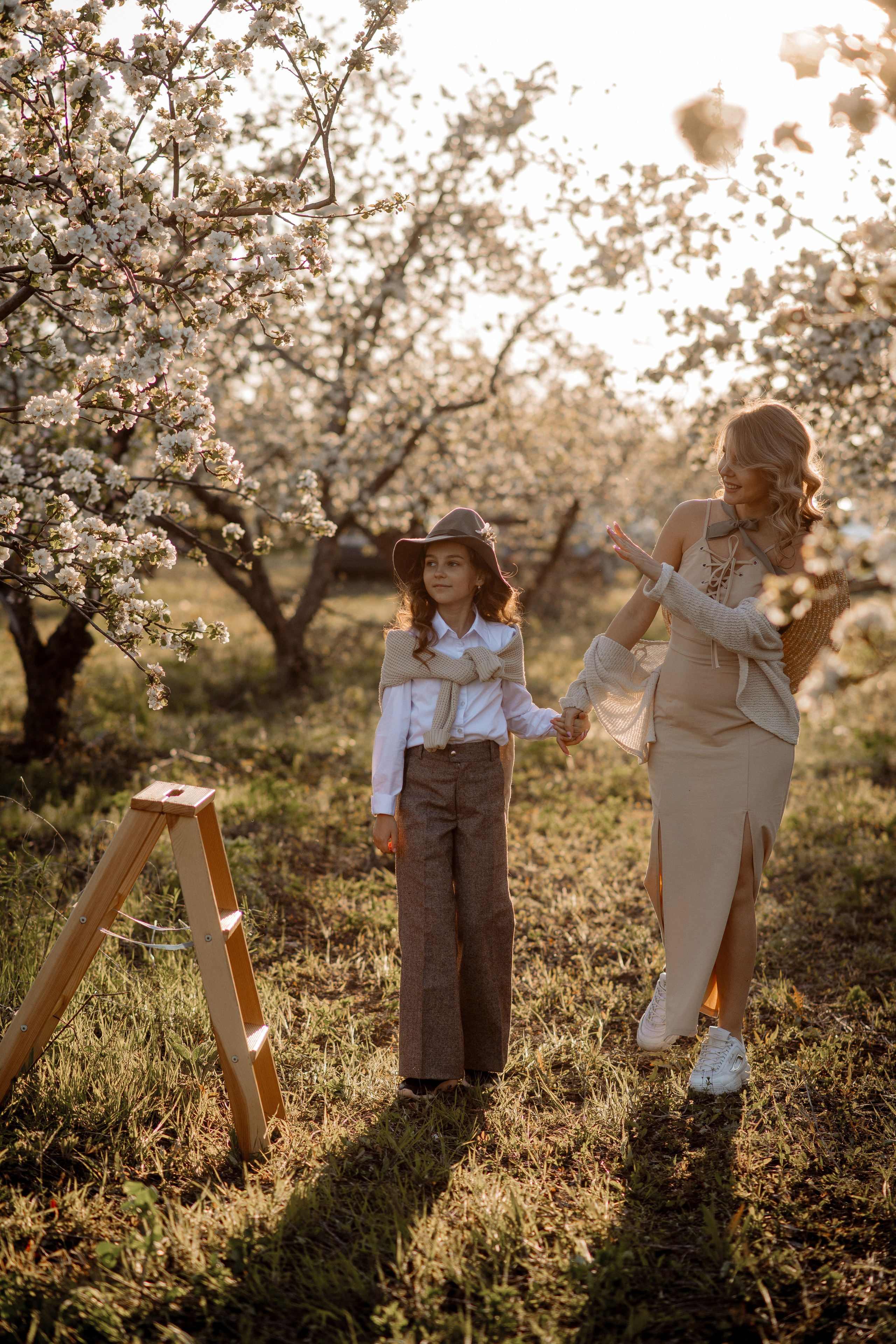 Марина и Иришка в цветущих садах. Фотограф Мария Стрелкова