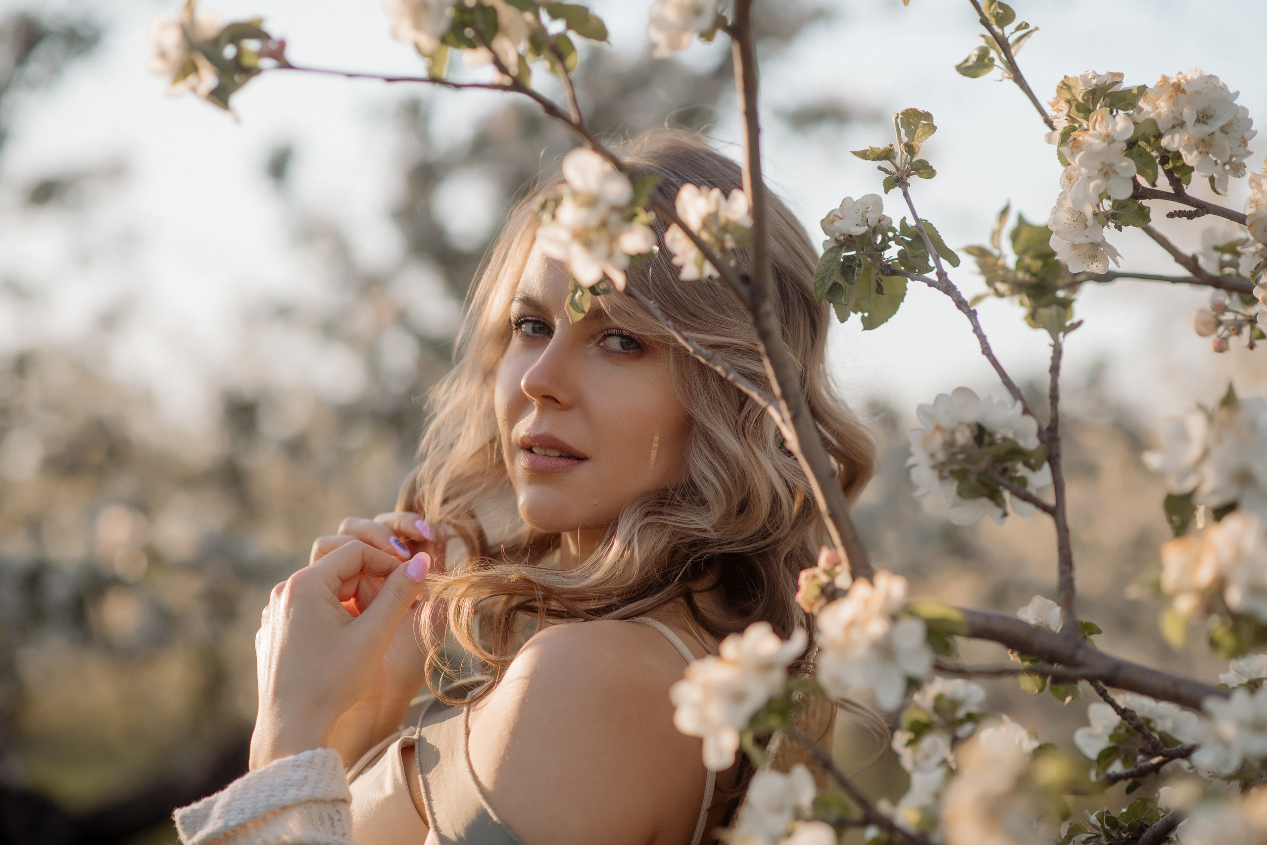 Марина и Иришка в цветущих садах. Фотограф Мария Стрелкова