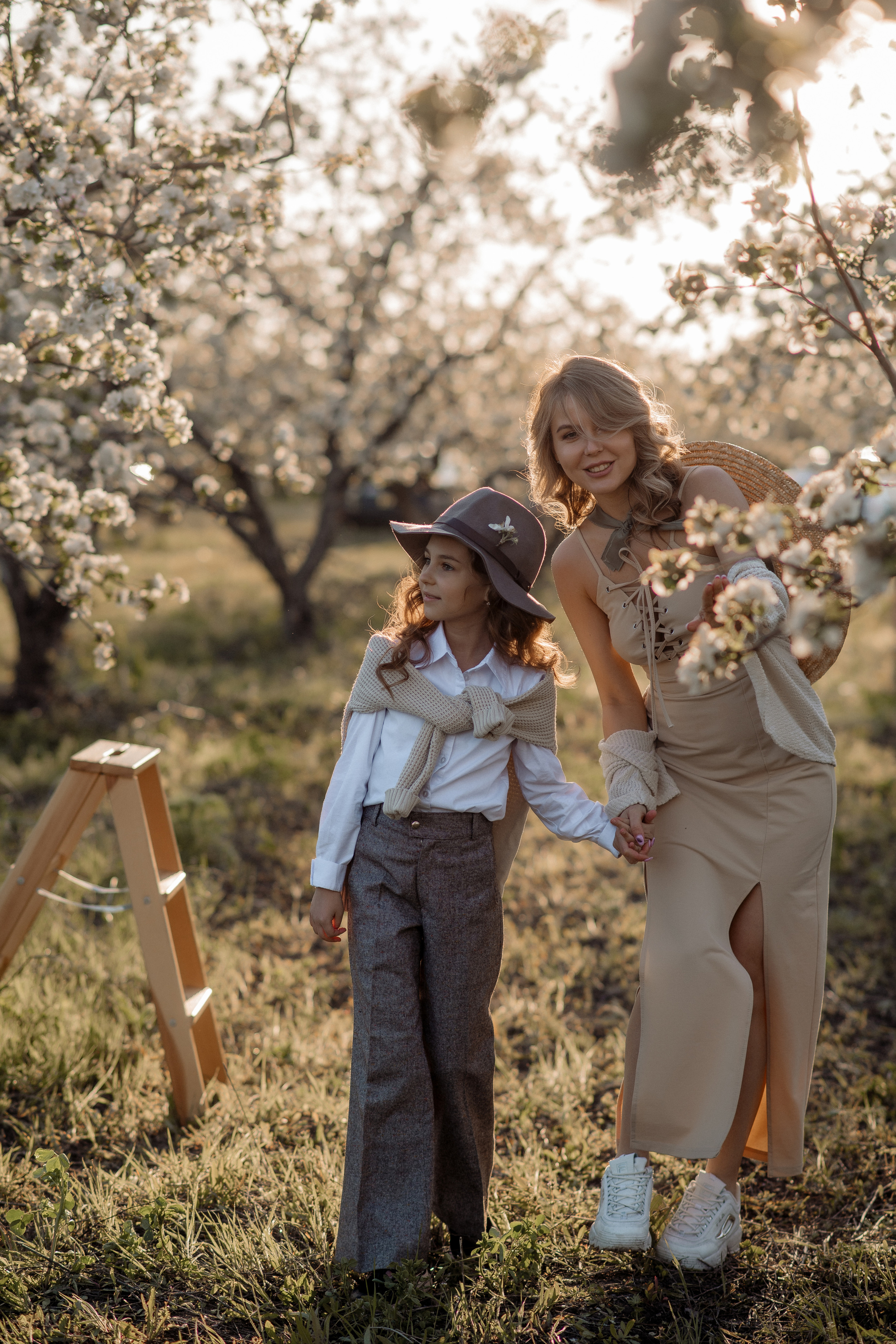 Марина и Иришка в цветущих садах. Фотограф Мария Стрелкова
