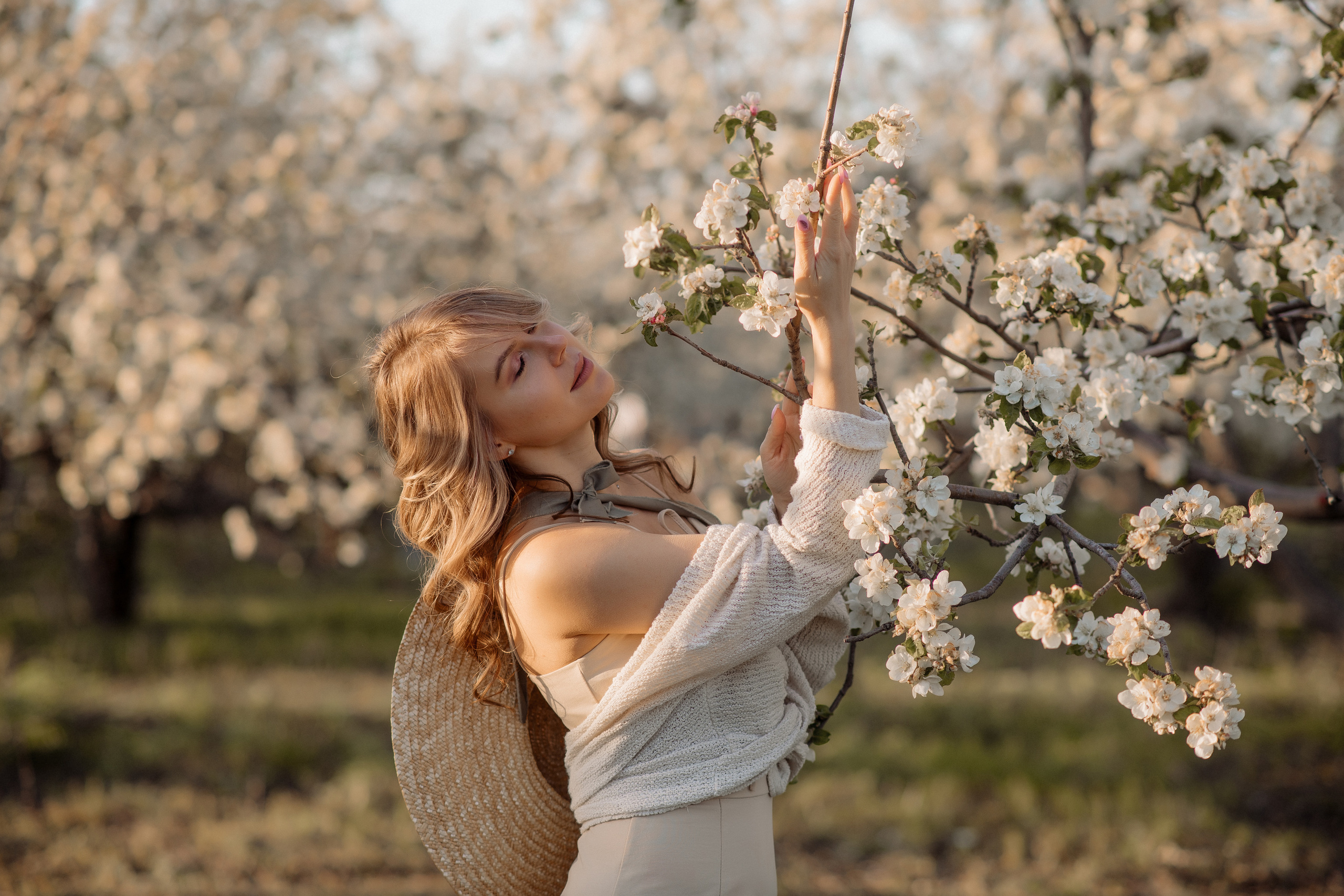 Марина и Иришка в цветущих садах. Фотограф Мария Стрелкова