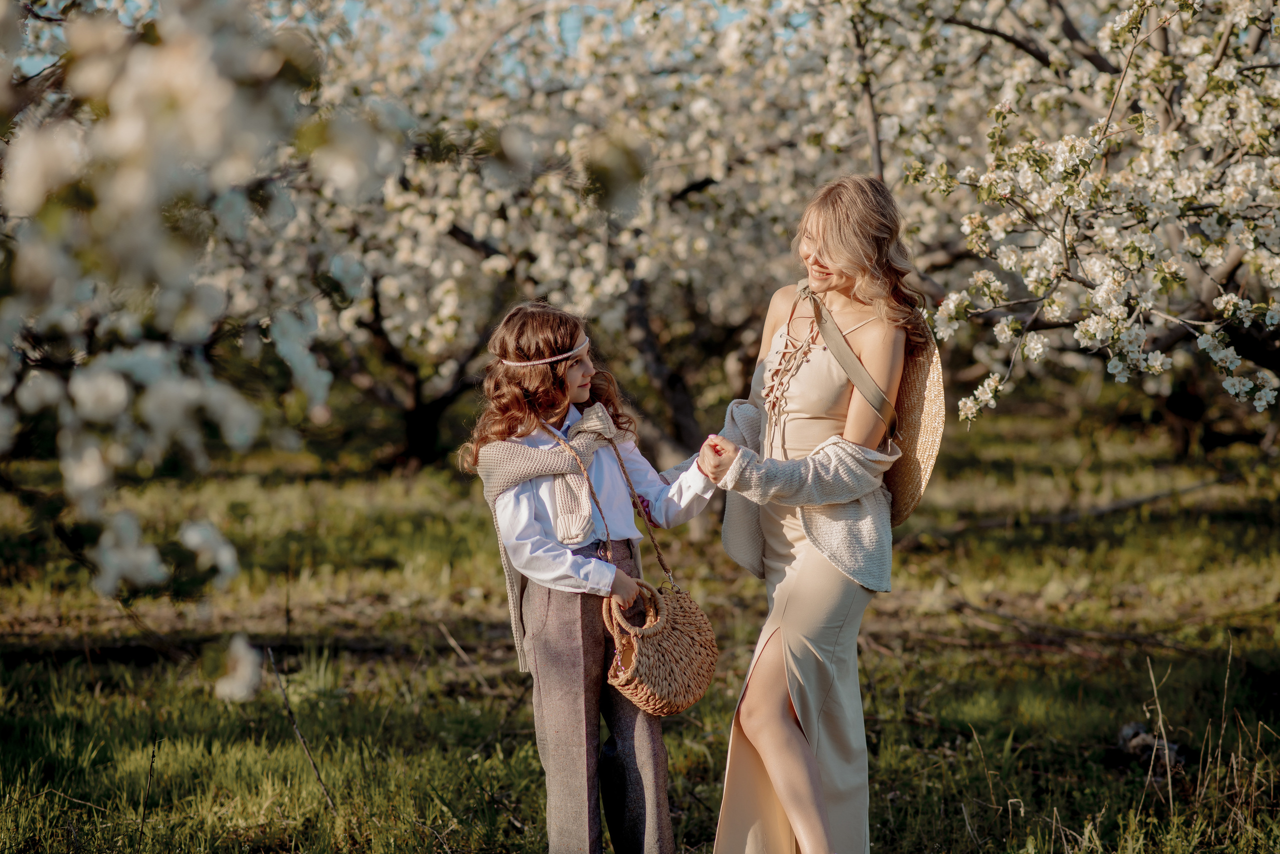 Марина и Иришка в цветущих садах. Фотограф Мария Стрелкова