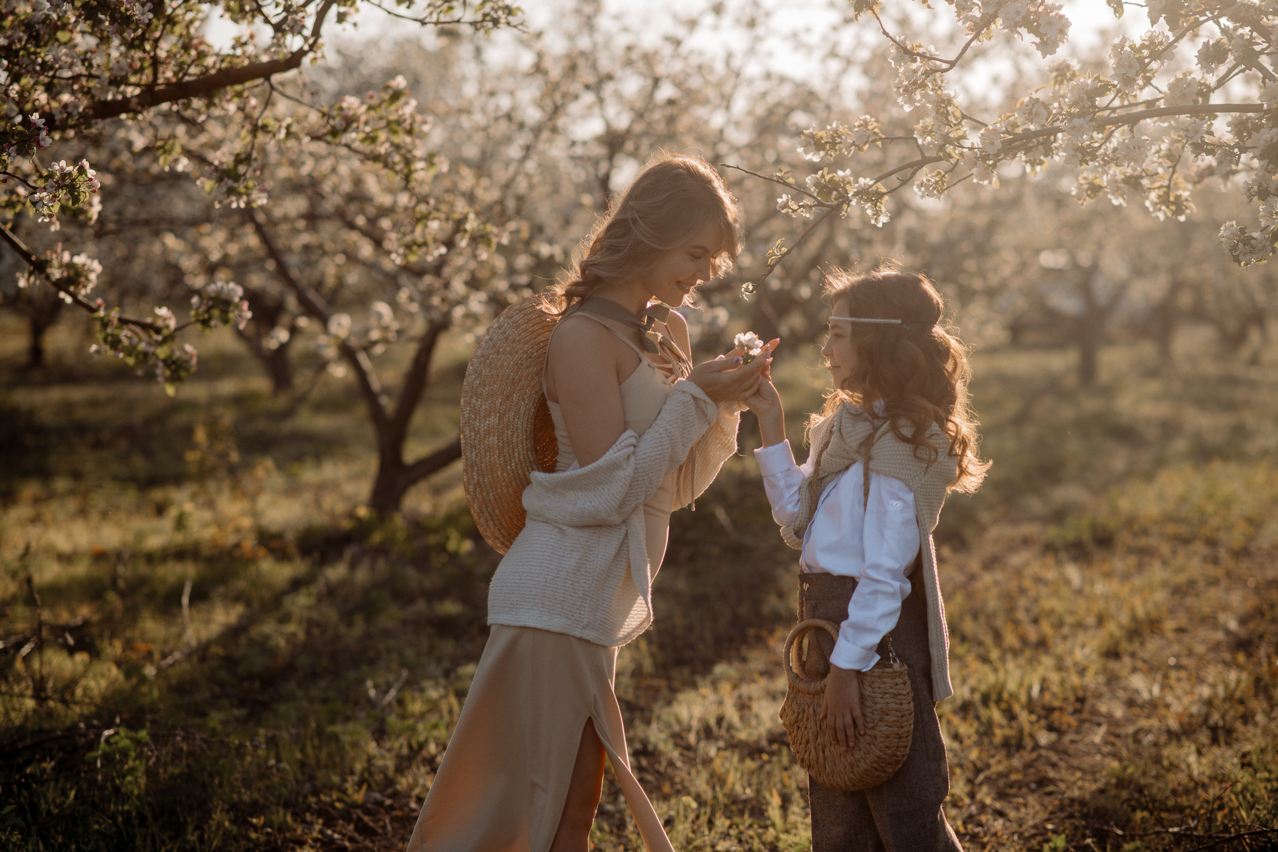 Марина и Иришка в цветущих садах. Фотограф Мария Стрелкова