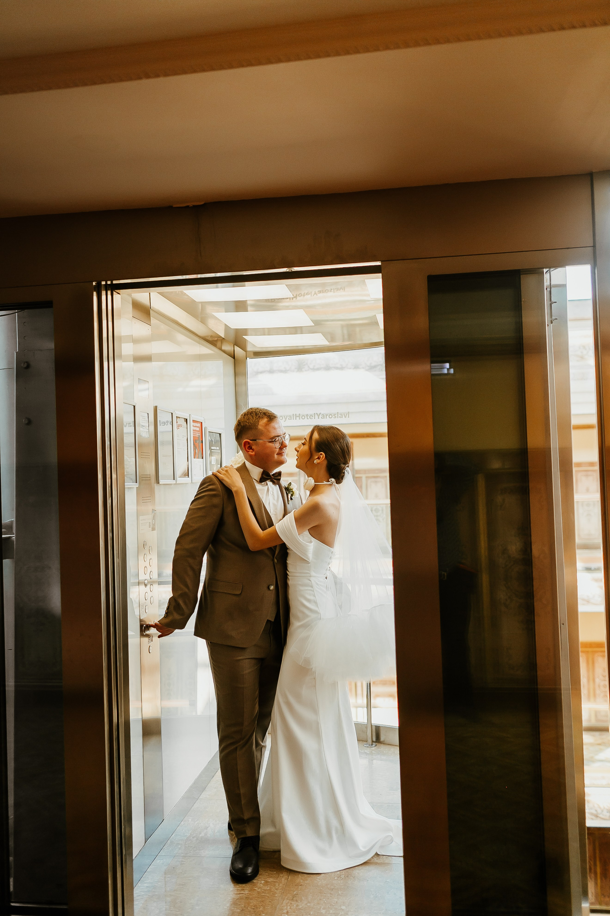 Свадебная осенняя фотосессия Ивана и Лидии в городе. Свадебный и репортажный фотограф в Ярославле и Санкт-Петербурге Роман Микрюков