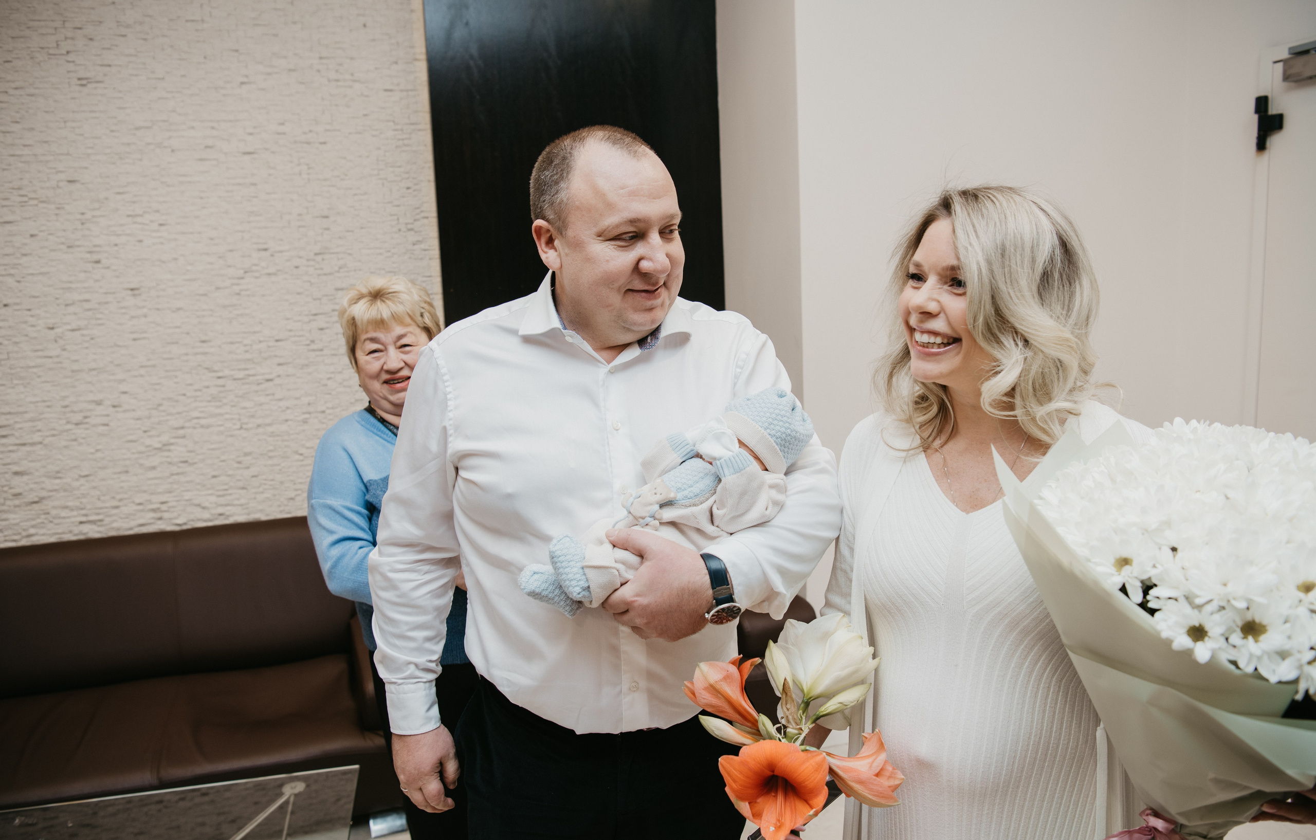 Выписка малыша. Мать и дитя в Лапино. Фотограф на выписку из роддома в Москве и МО