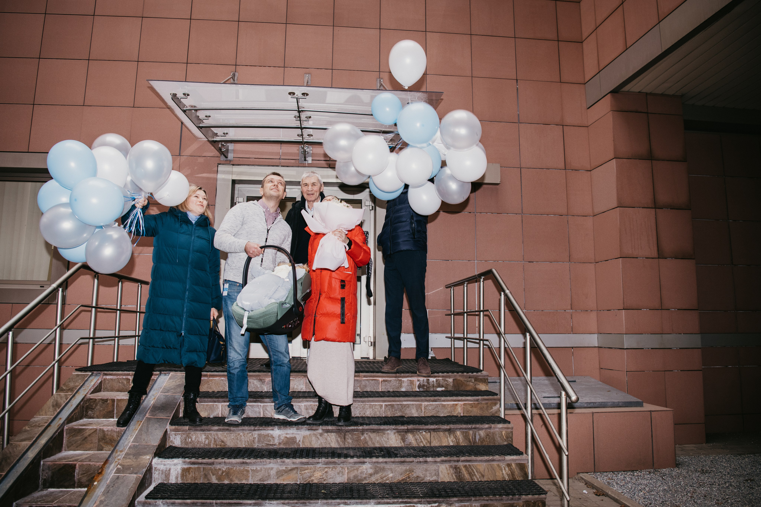 Выписка малыша. Мать и дитя на Севастопольском. Фотограф на выписку из роддома в Москве и МО