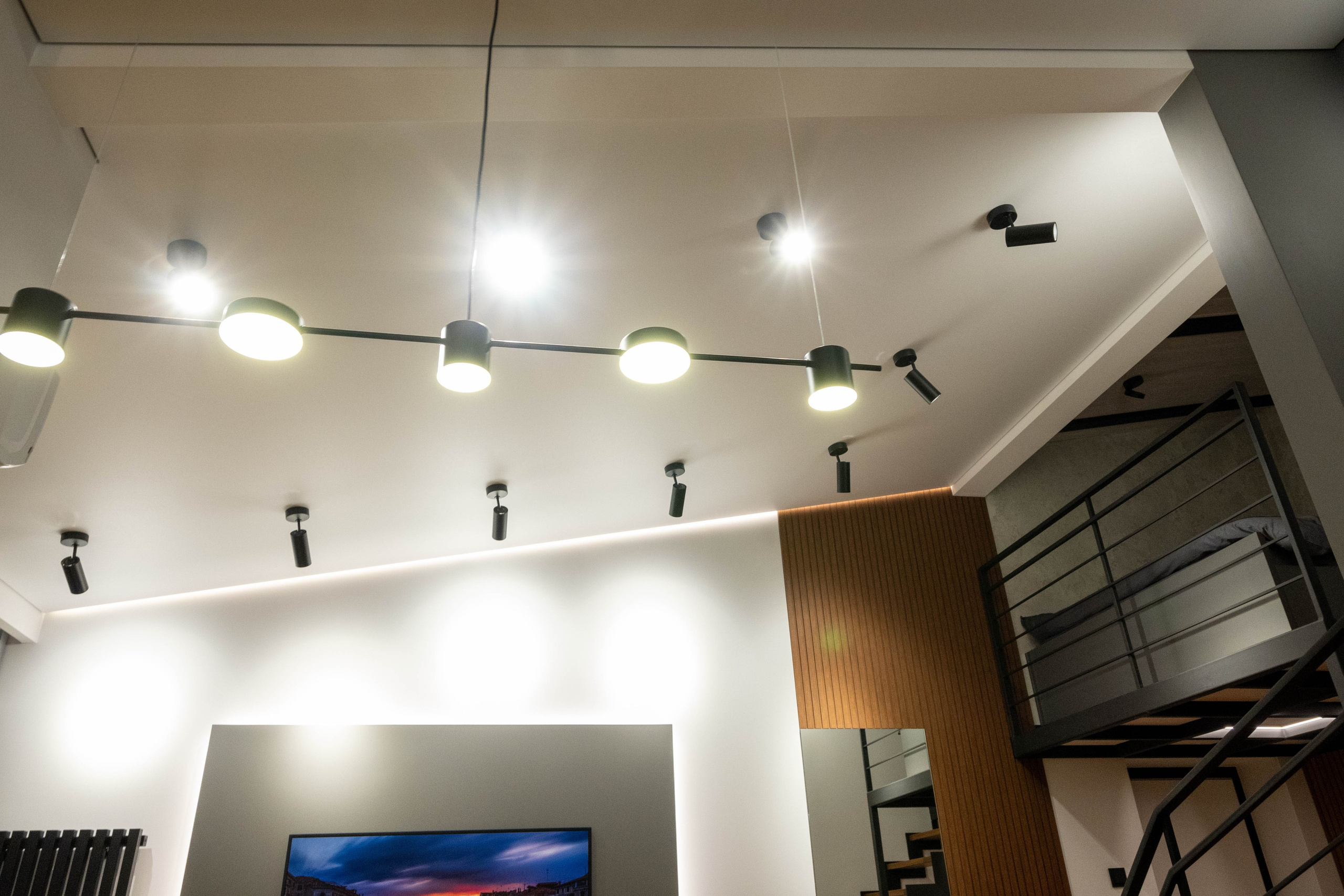 The apartment is on two levels. Fotograf Dmitrii Donets