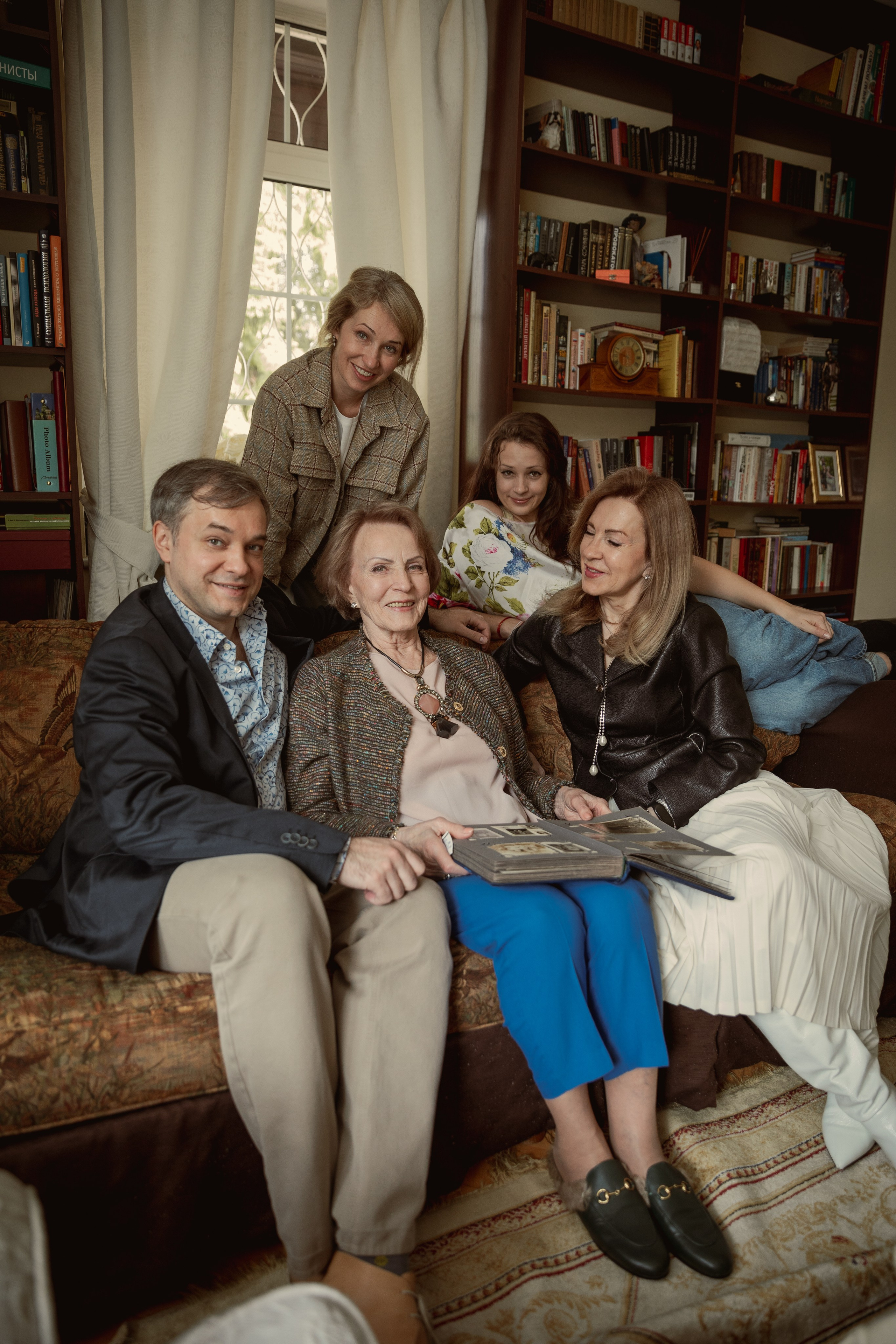 Семейная домашняя фотосессия. Индивидуальный и семейный фотограф Ирина Москвичёва