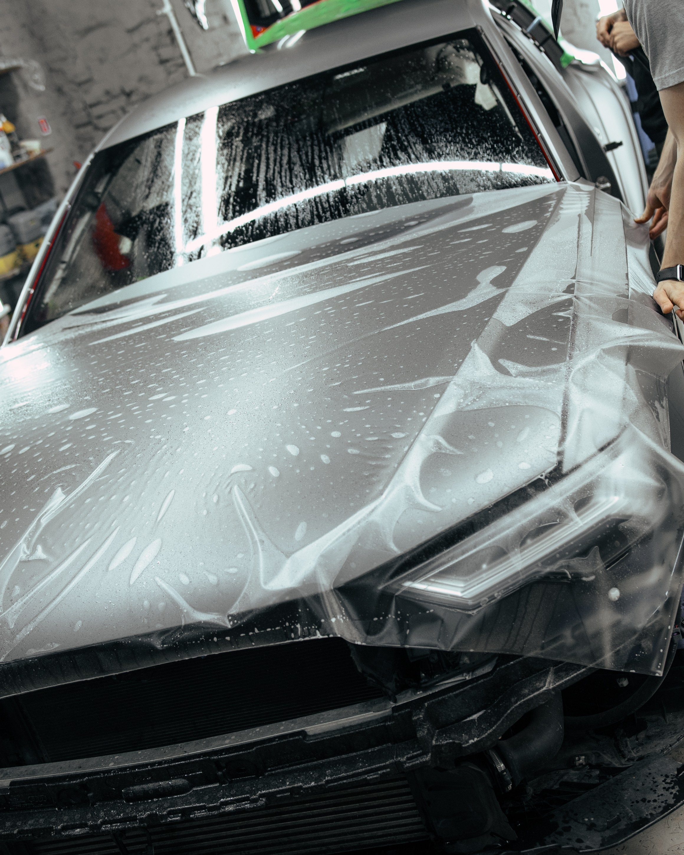 Audi A6 2 раза поменяла цвет, оклейка с проемами в зеленый и преклейка в серый. DeLorein