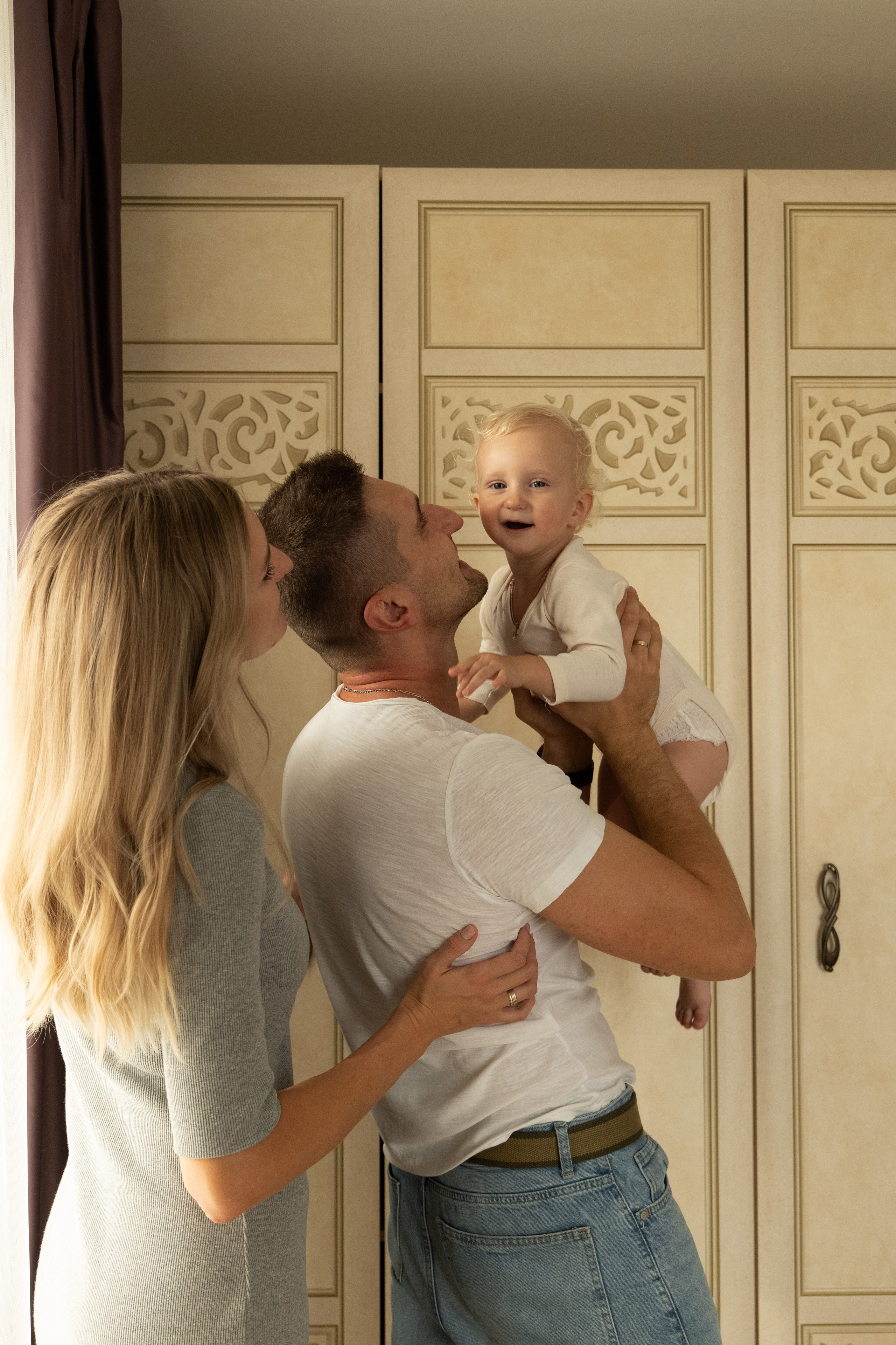 Семейная фотосессия дома. Фотограф видеограф Ольга Василевская