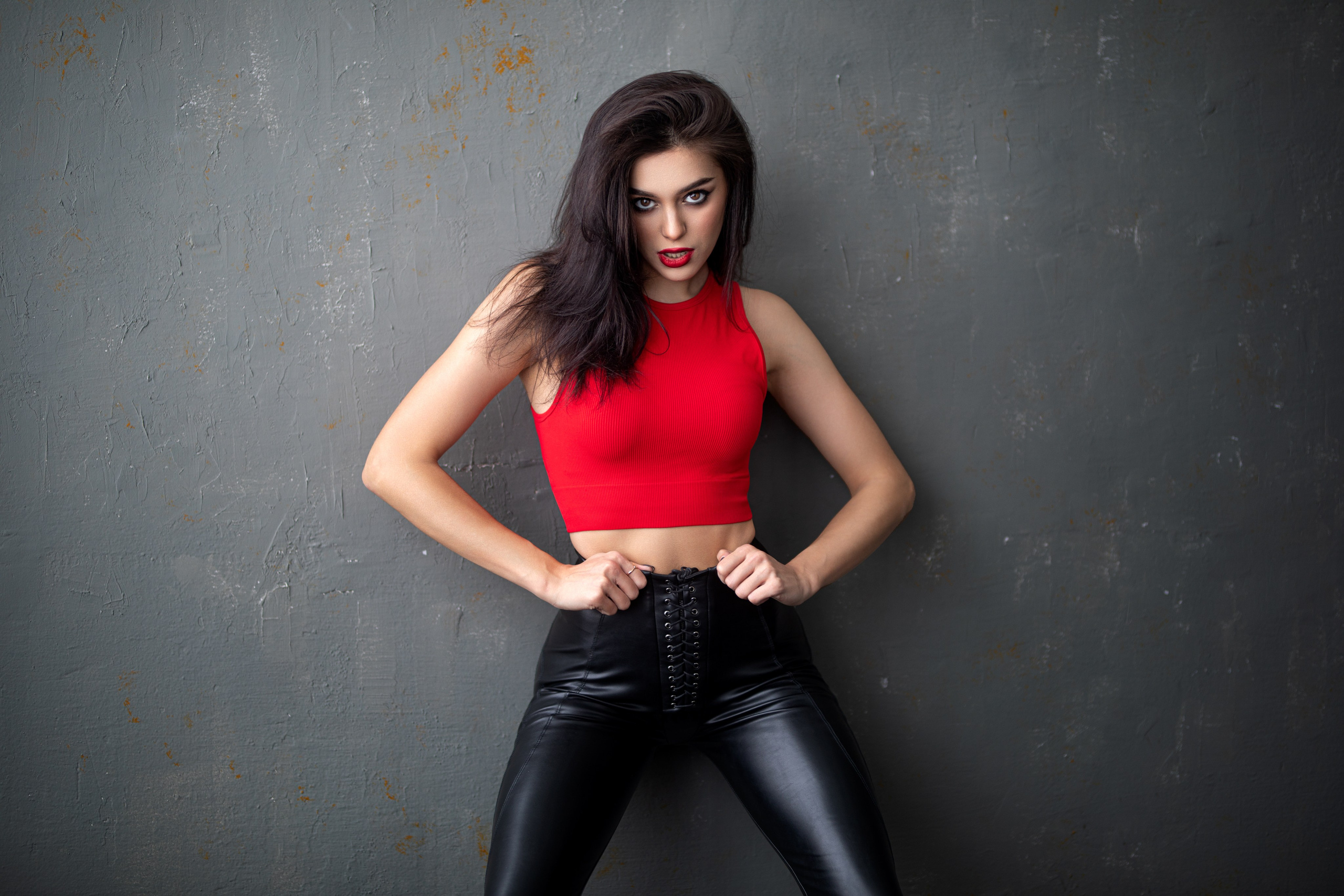 Фотосет с Марианной в студии с минимальным интерьером в формате для «себя»