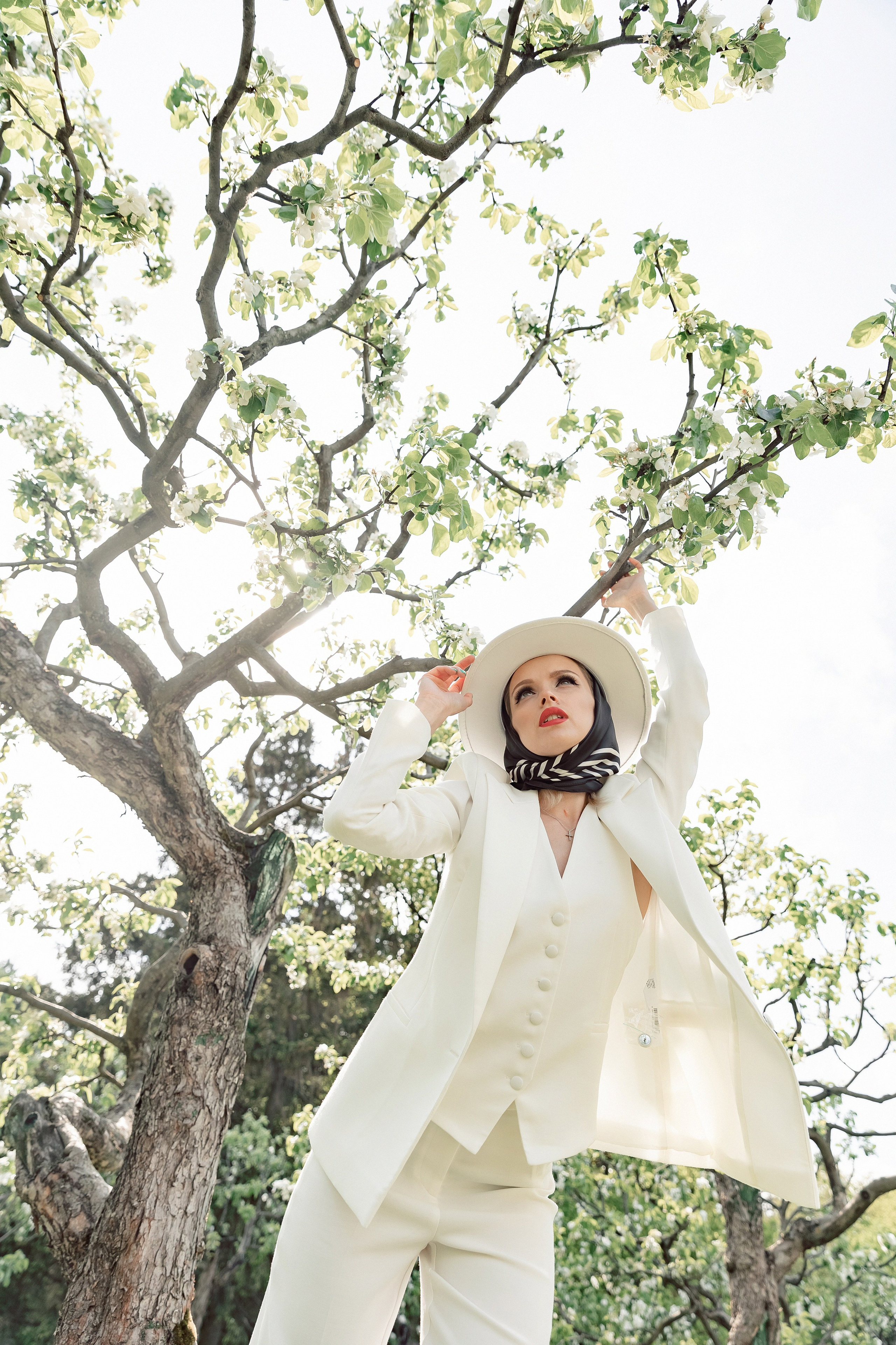 Портретная фотосессия Даши среди яблонь. Свадебный фотограф Москва