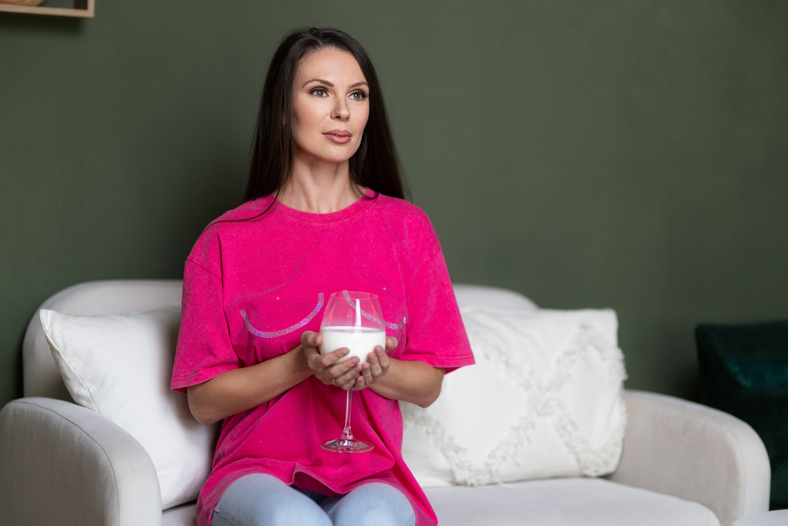 Контент съемка в студии с интерьером с Оксаной — специалиста по грудному вскармливанию для контента. Дмитрий Шульгин, портретный фотограф в Воронеже