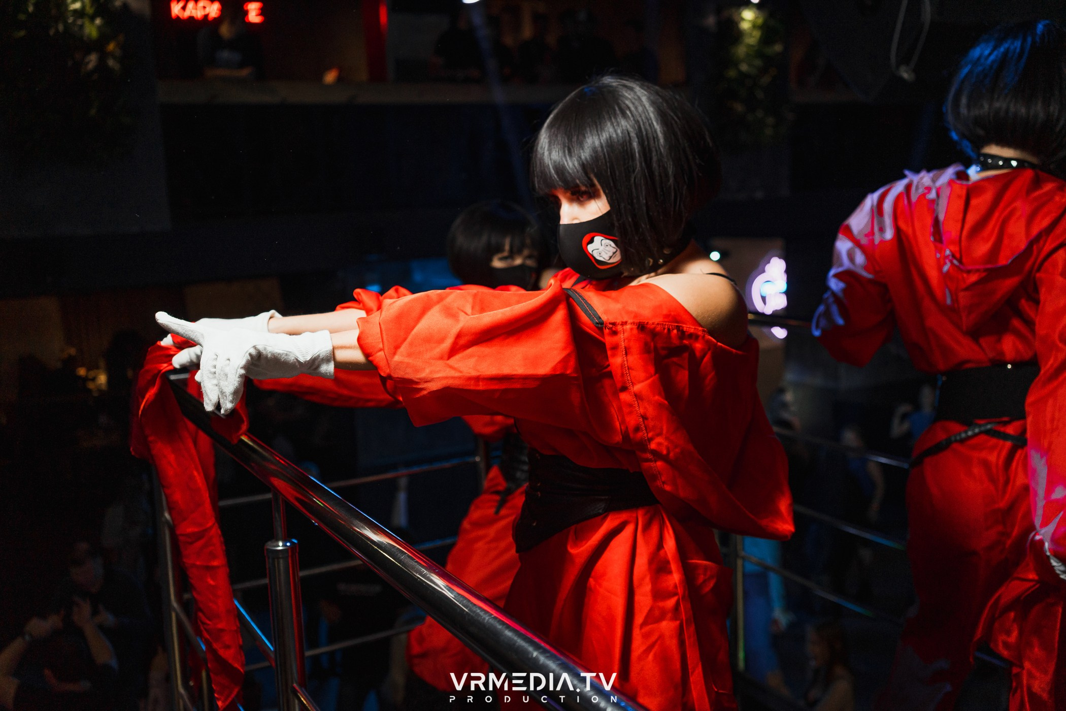 Бумажный дом в баре «Друзья»