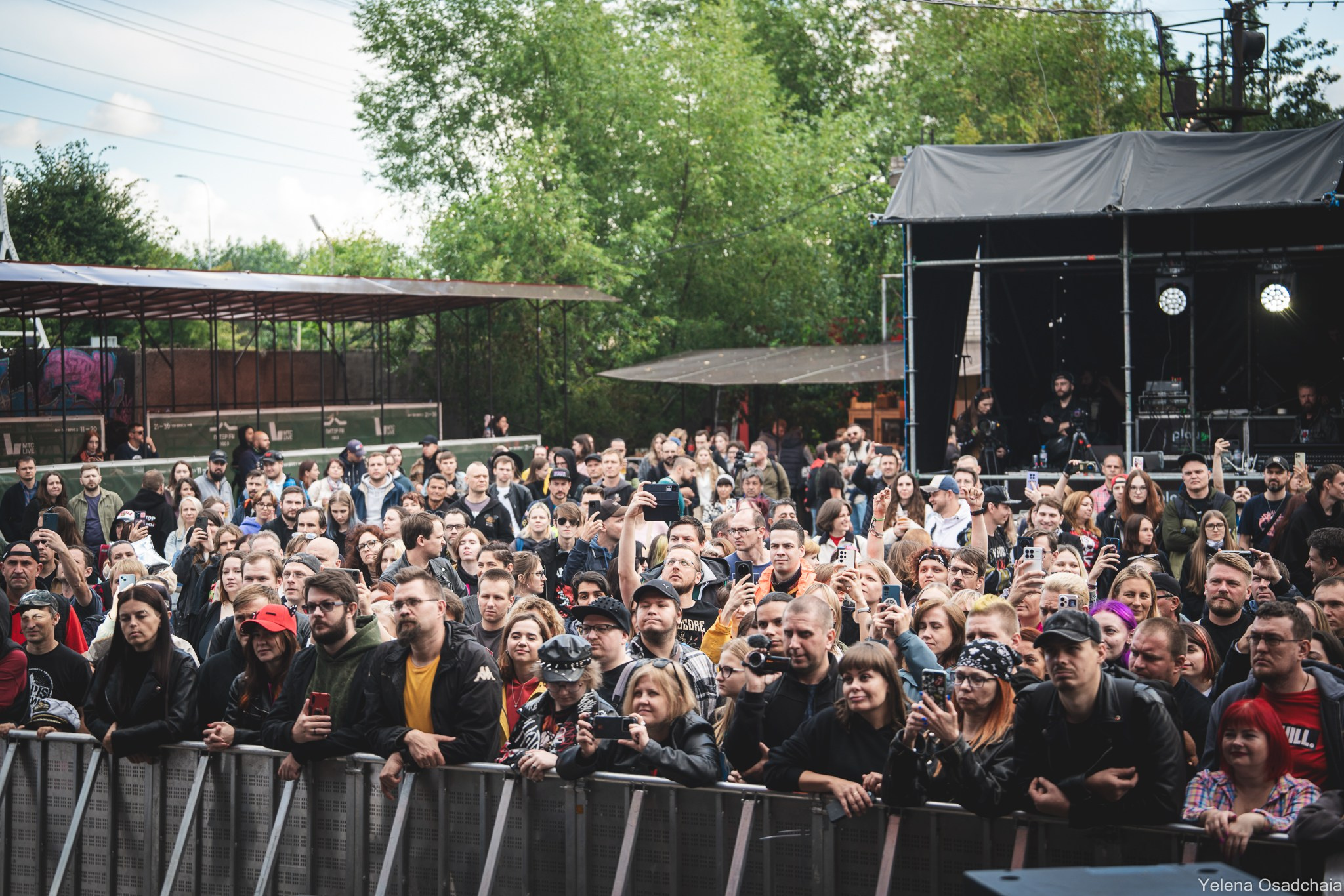 Живой 2025 — День 1. Елена Осадчая — фотографирую музыку на сцене и в жизни