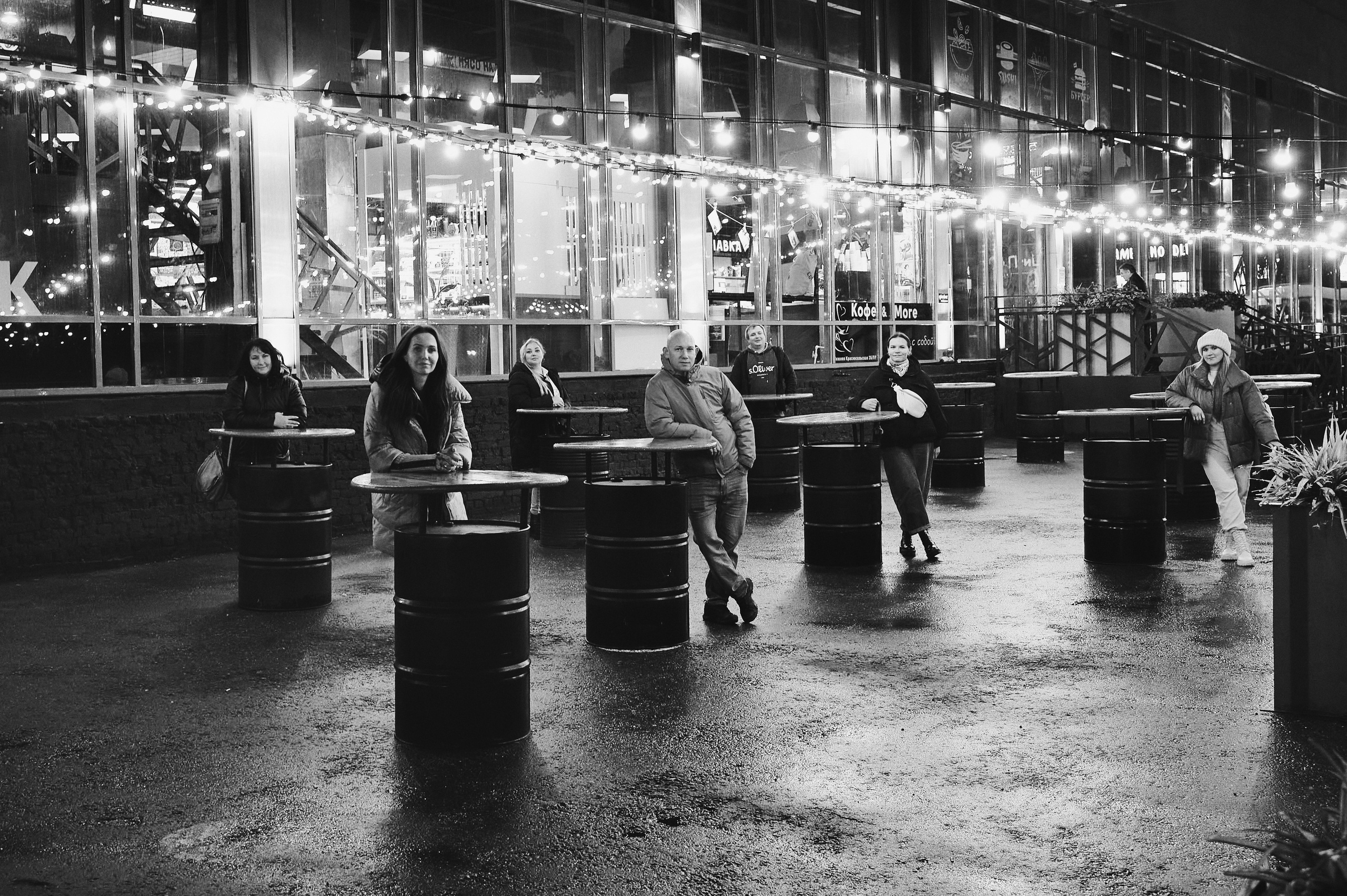 Люди на мероприятии, черно-белое фото, репортаж события