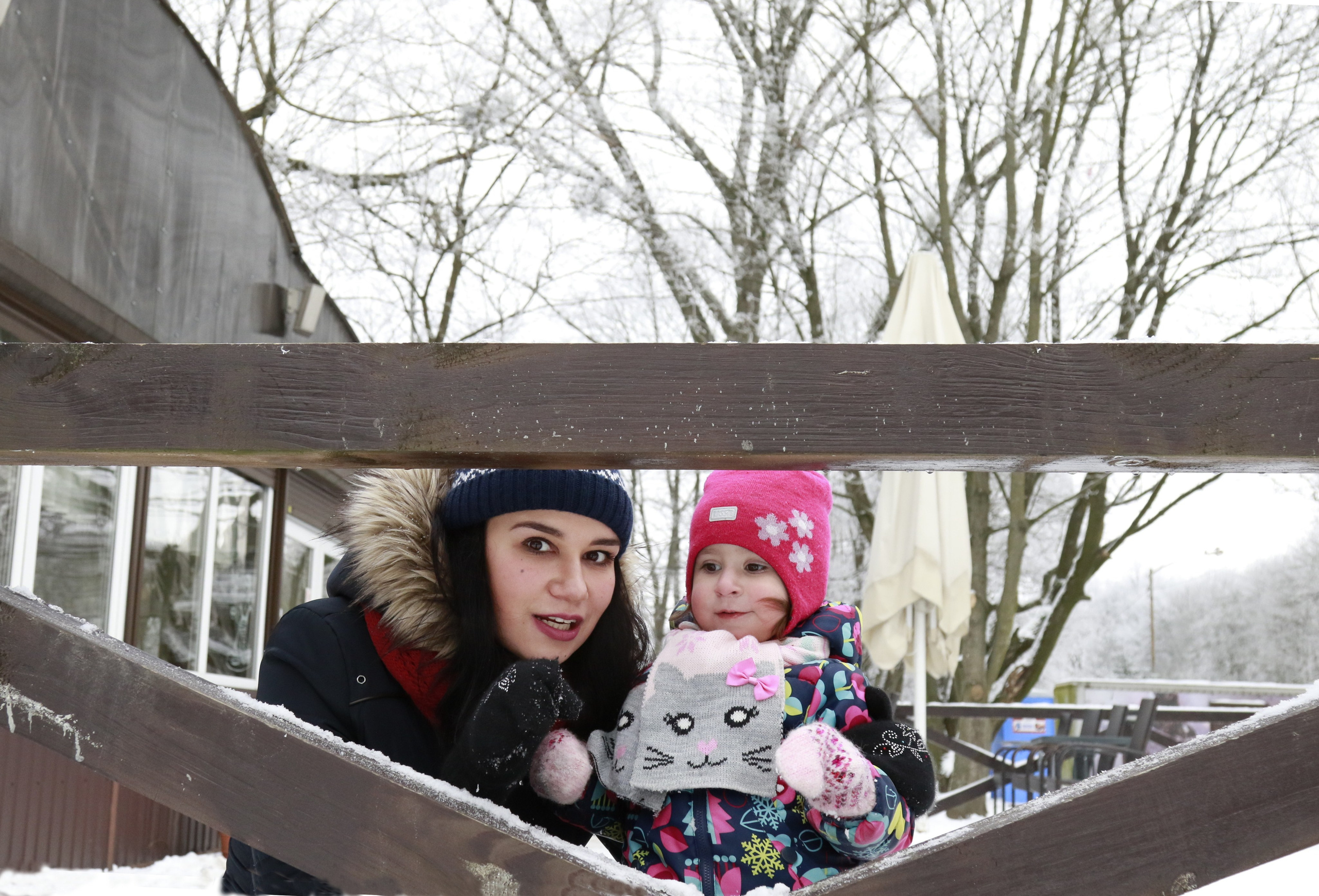 мама и маленькая дочка зимой