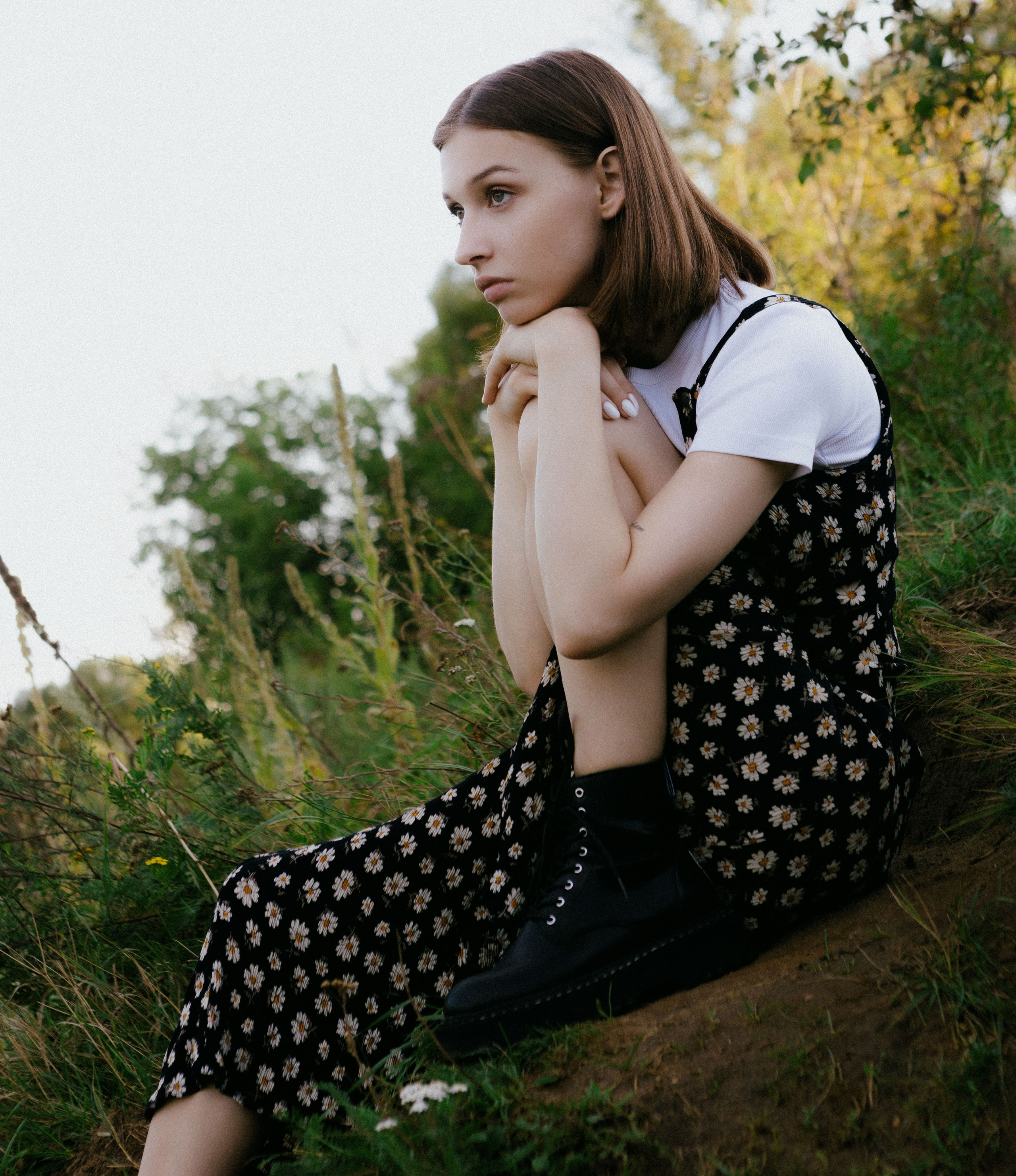 Летняя фотосессия в поле. Девушка в поле в кровати