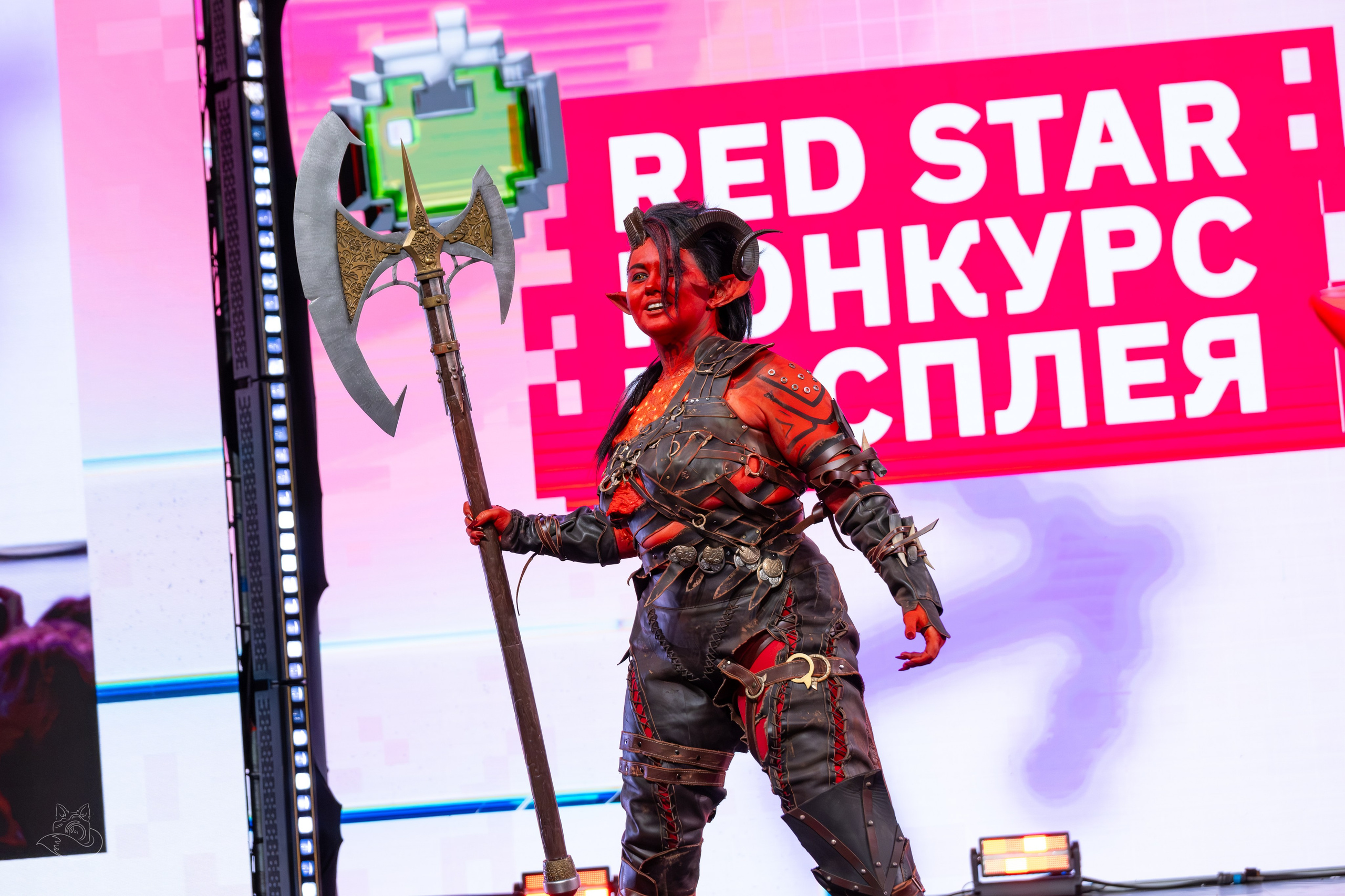 Сцена РЭД ЭКСПО 2024. Косплей фотограф