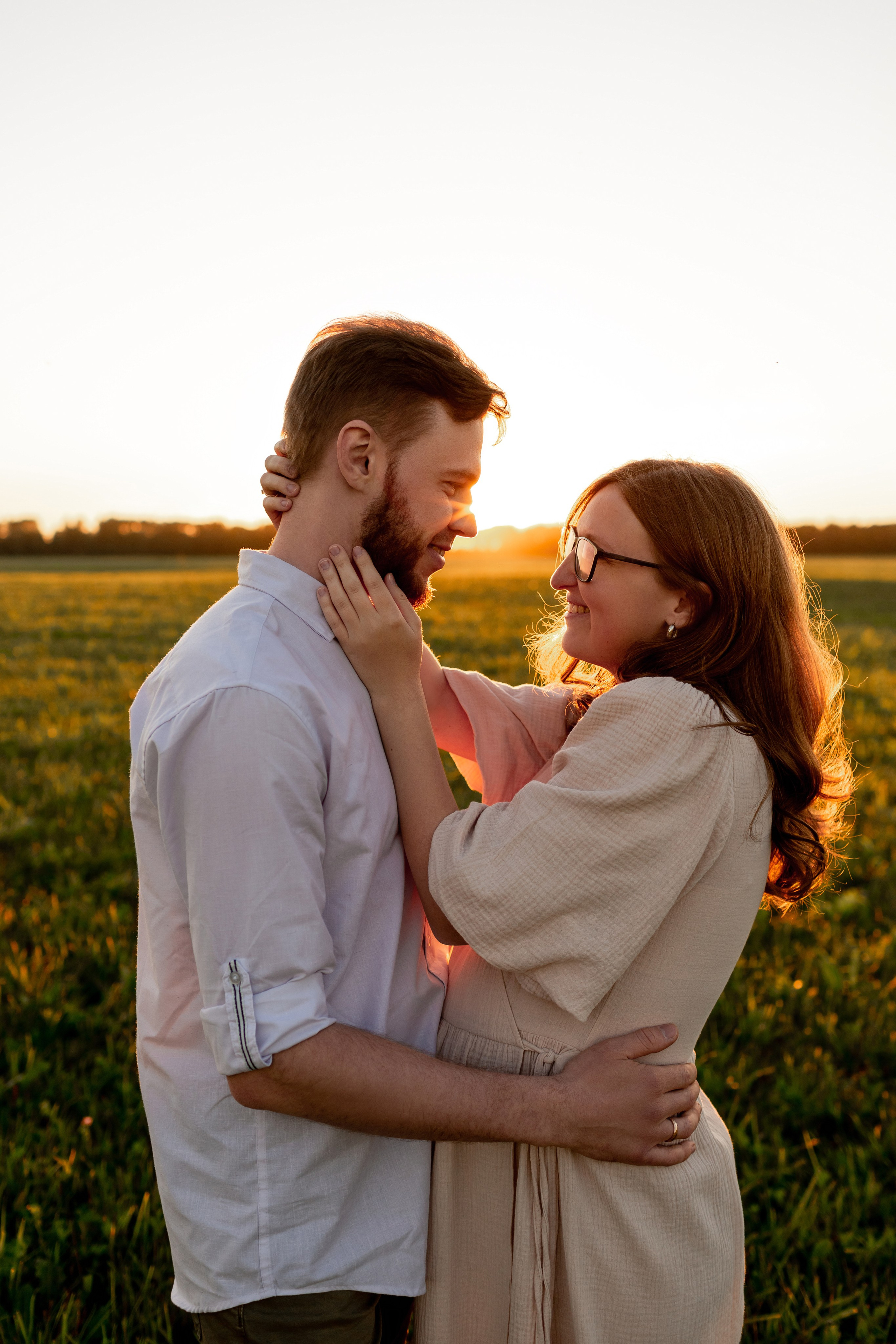 В ожидании чуда. Закат в поле. Свадебный фотограф Кирилл Белый