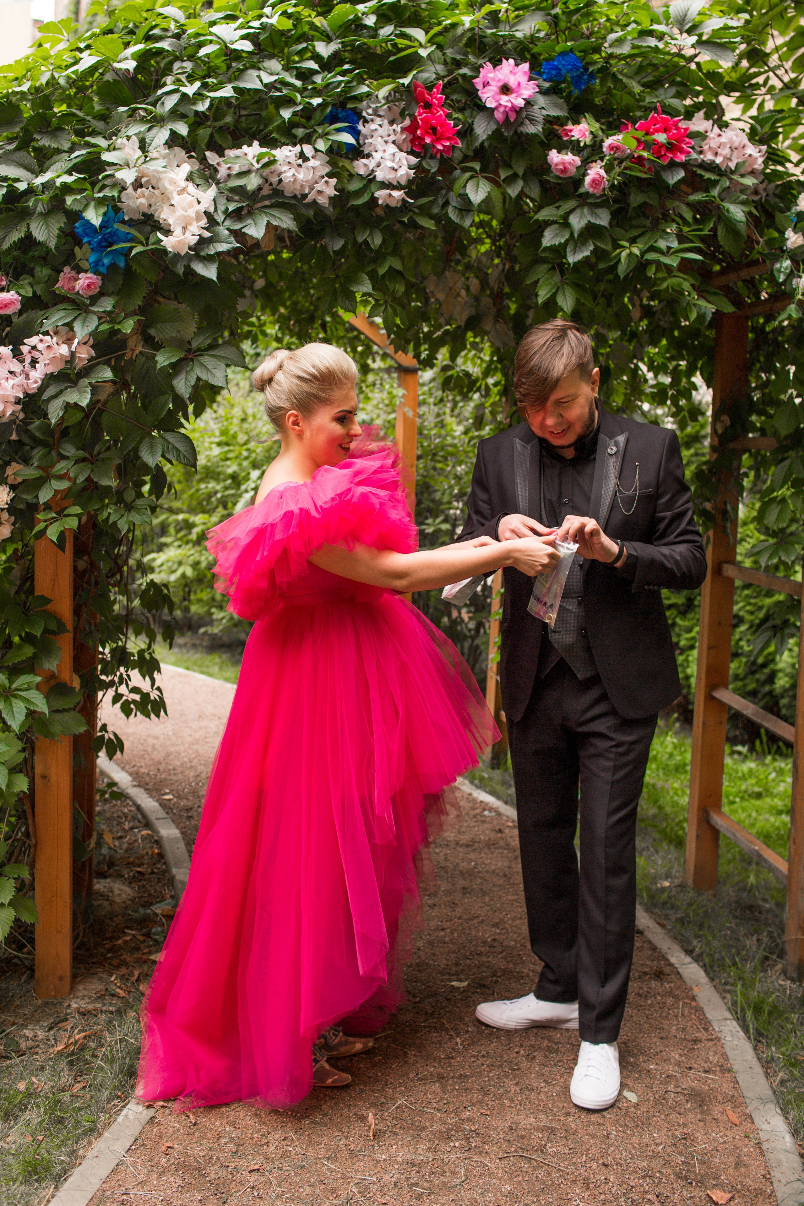 Красное свадебное платье как акцент в эстетичной фотосессии