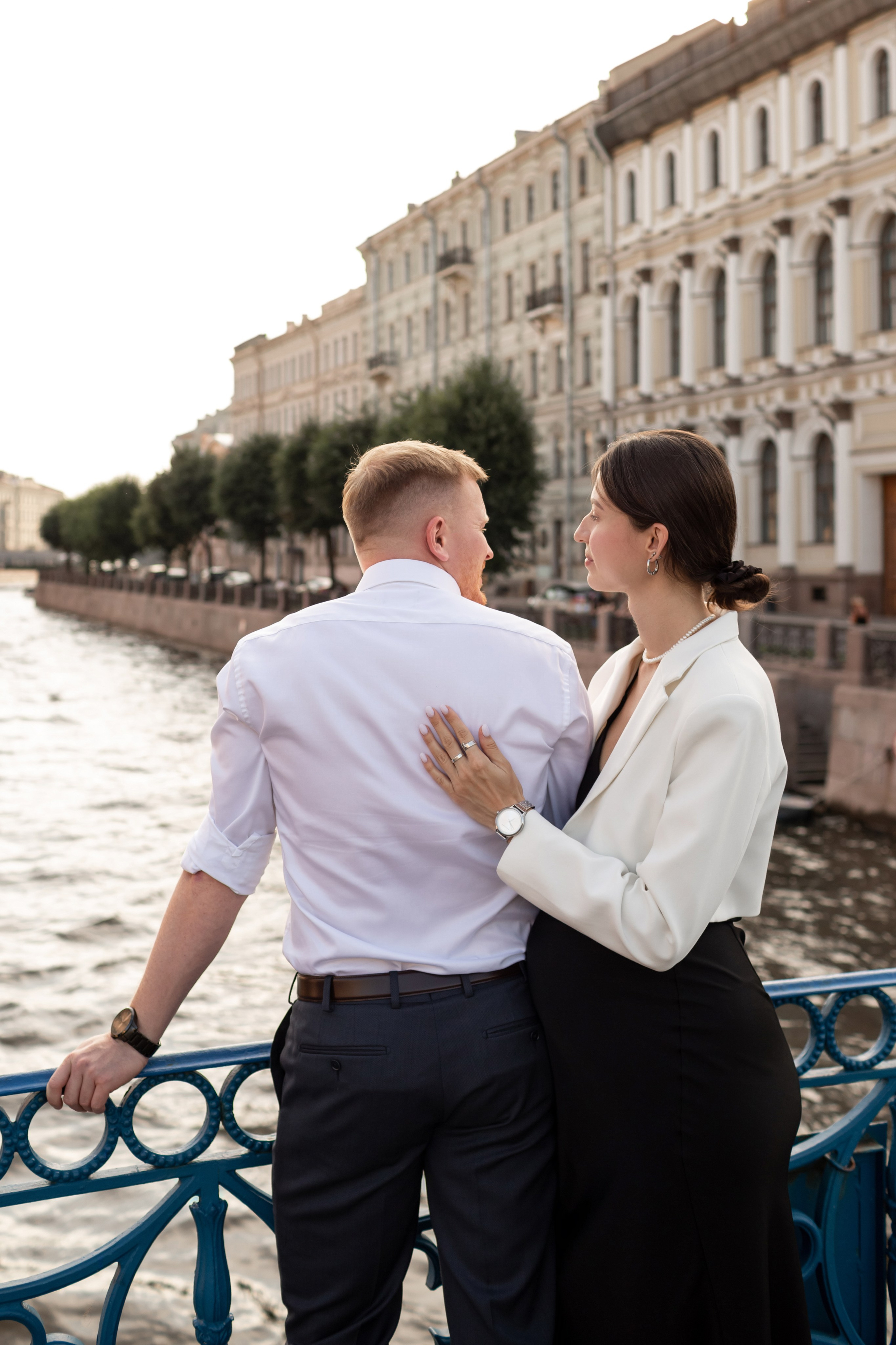 Беременные на набережной.