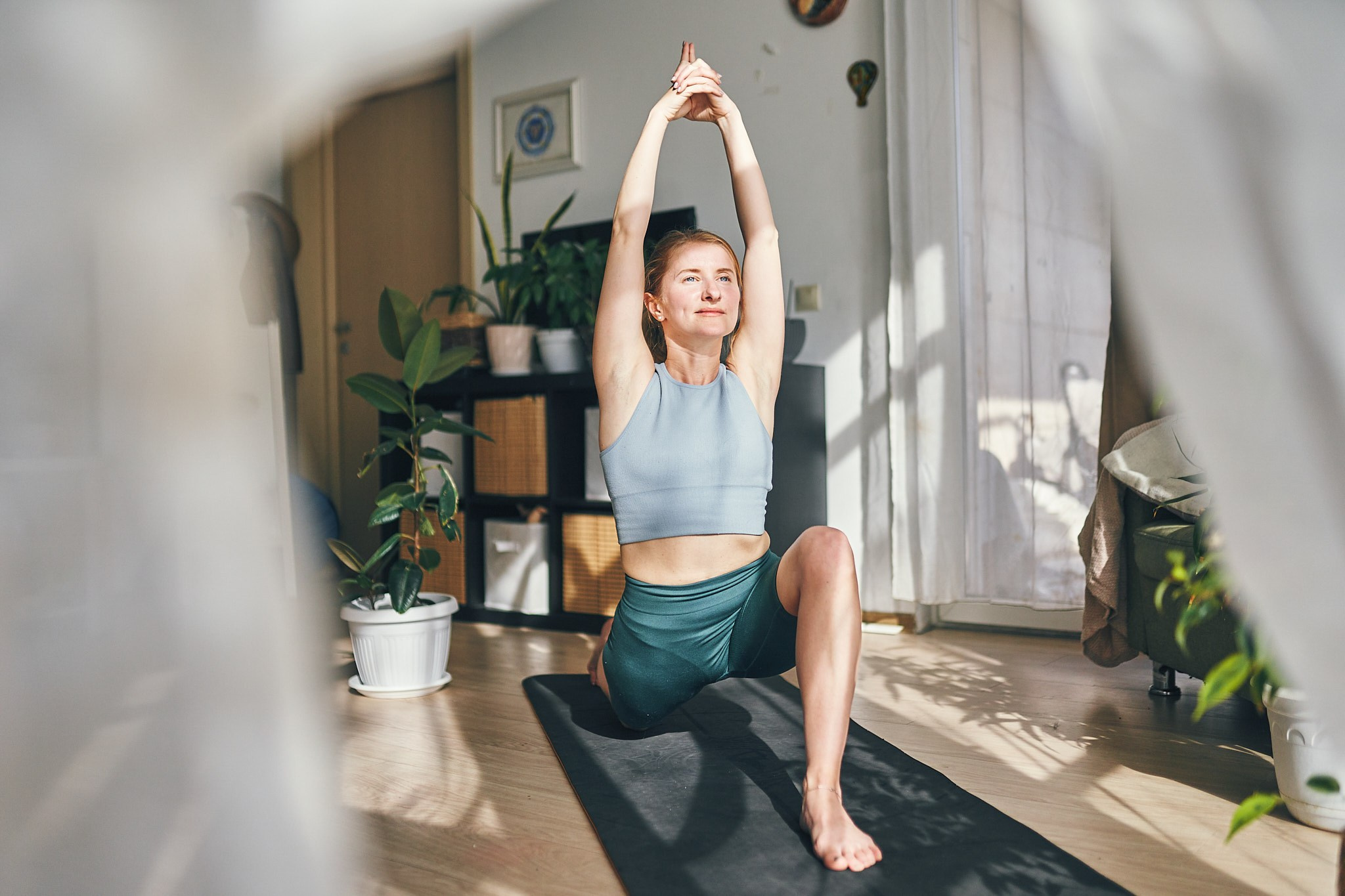 Репортажная съемка йога класса на берегу моря. Фотограф в Сочи Катя Гончарова