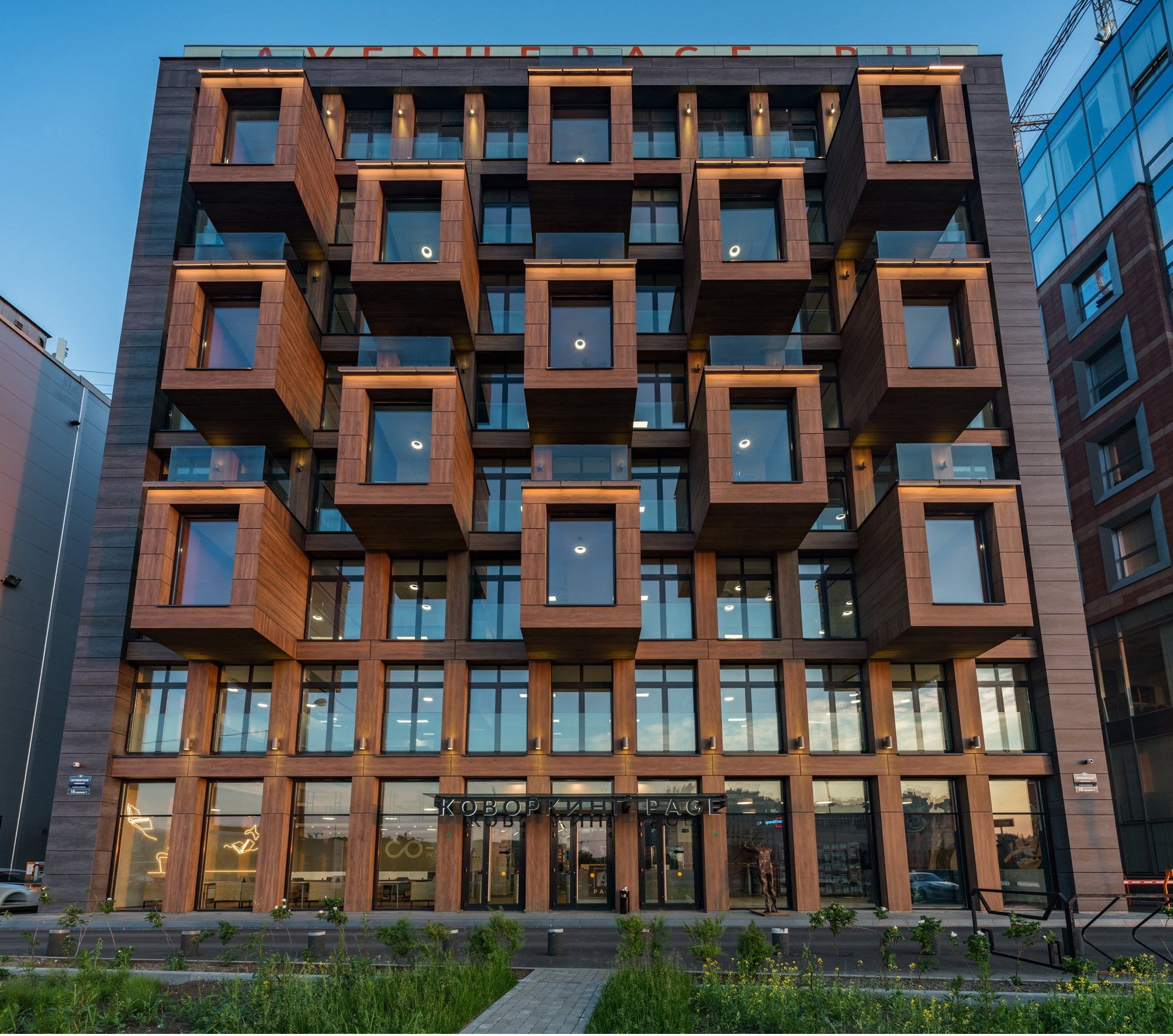 Толкающий стену / СПб/Аптекарская набережная18/2020. Художник — скульптор Антонина Фатхуллина