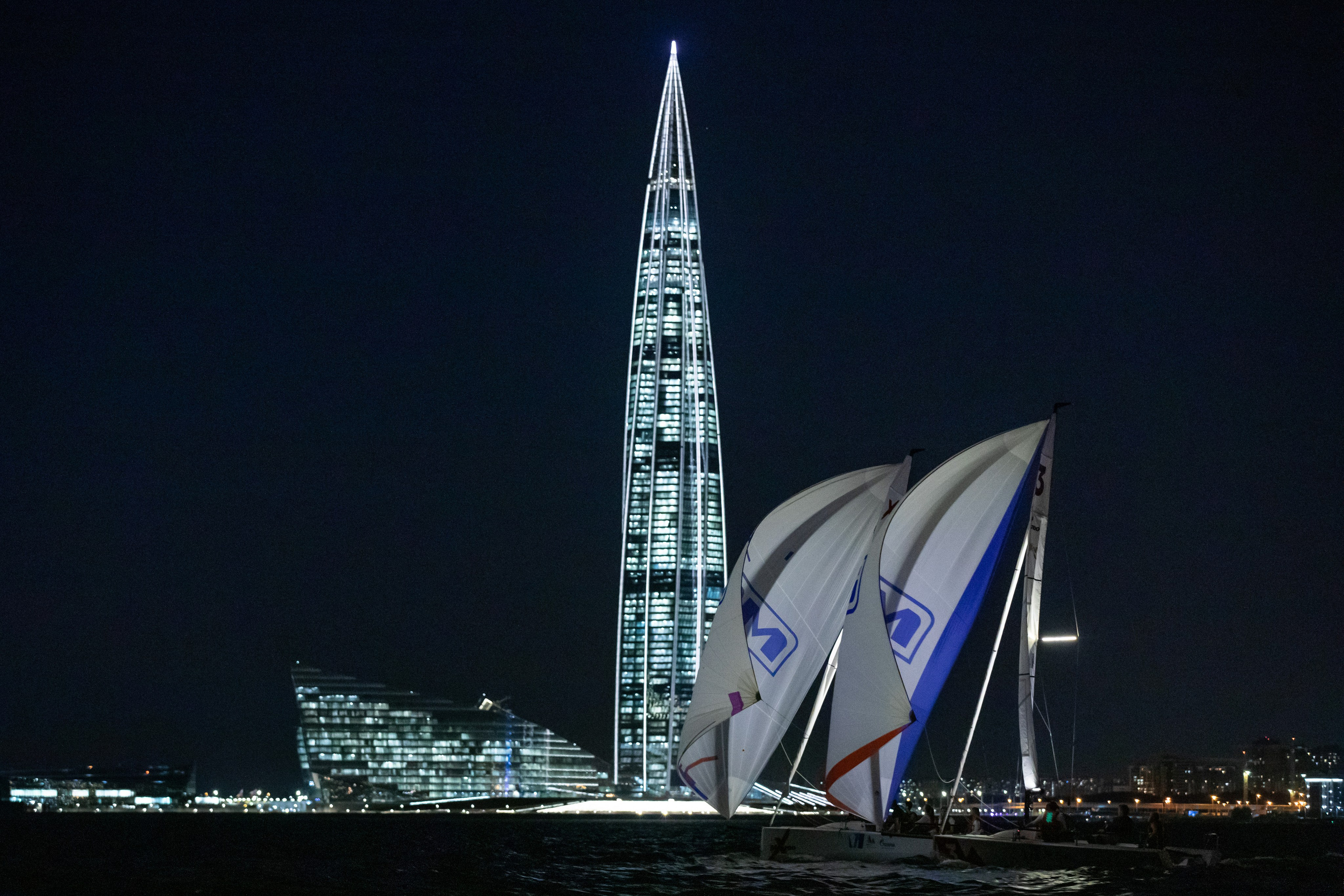 Ночная регата на фоне Лахта центра на Финском заливе. 