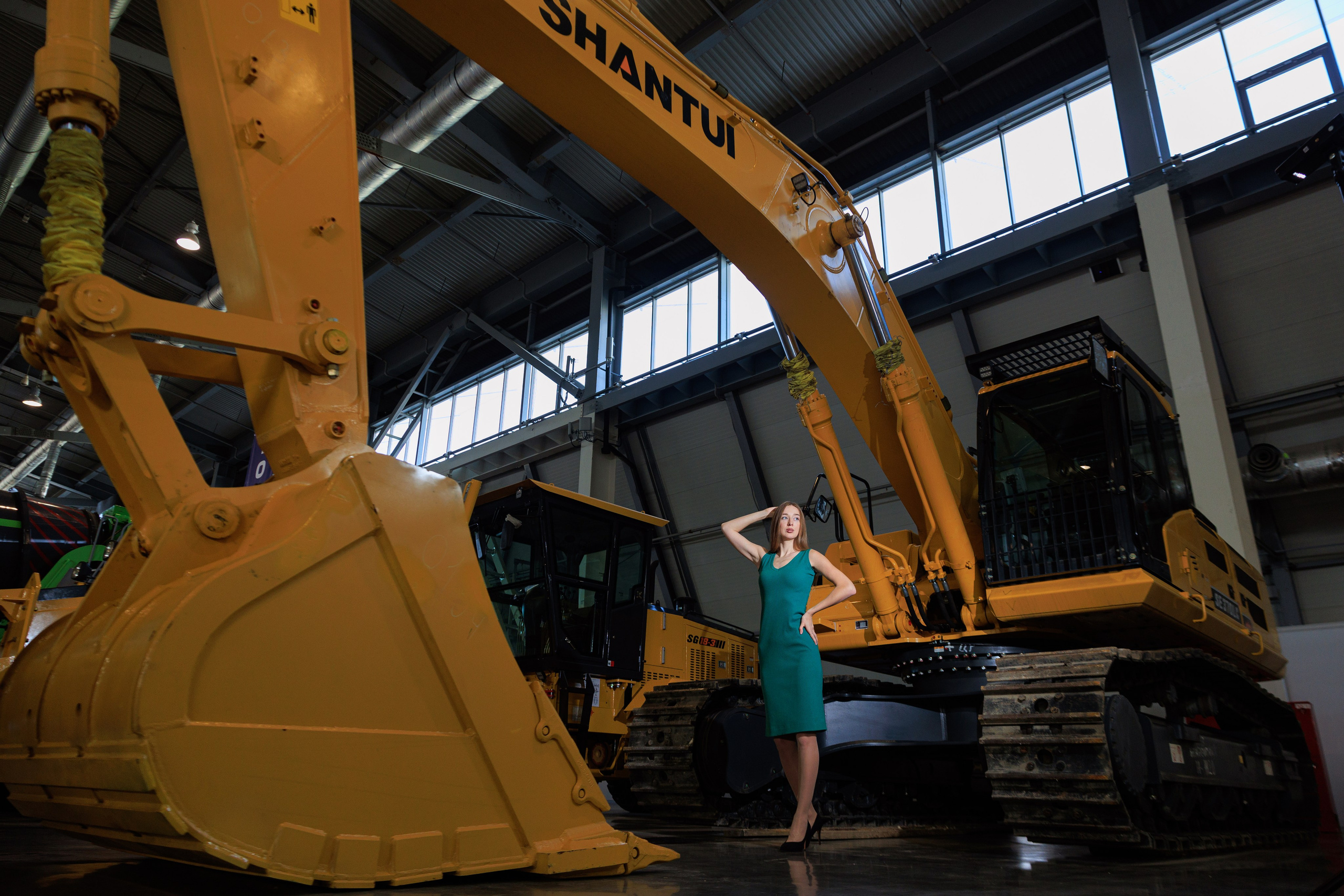 Фотограф для Модельнай съемки на строительной выставке 100+. Контент для бизнеса в Екатеринбурге Полдень Медиа