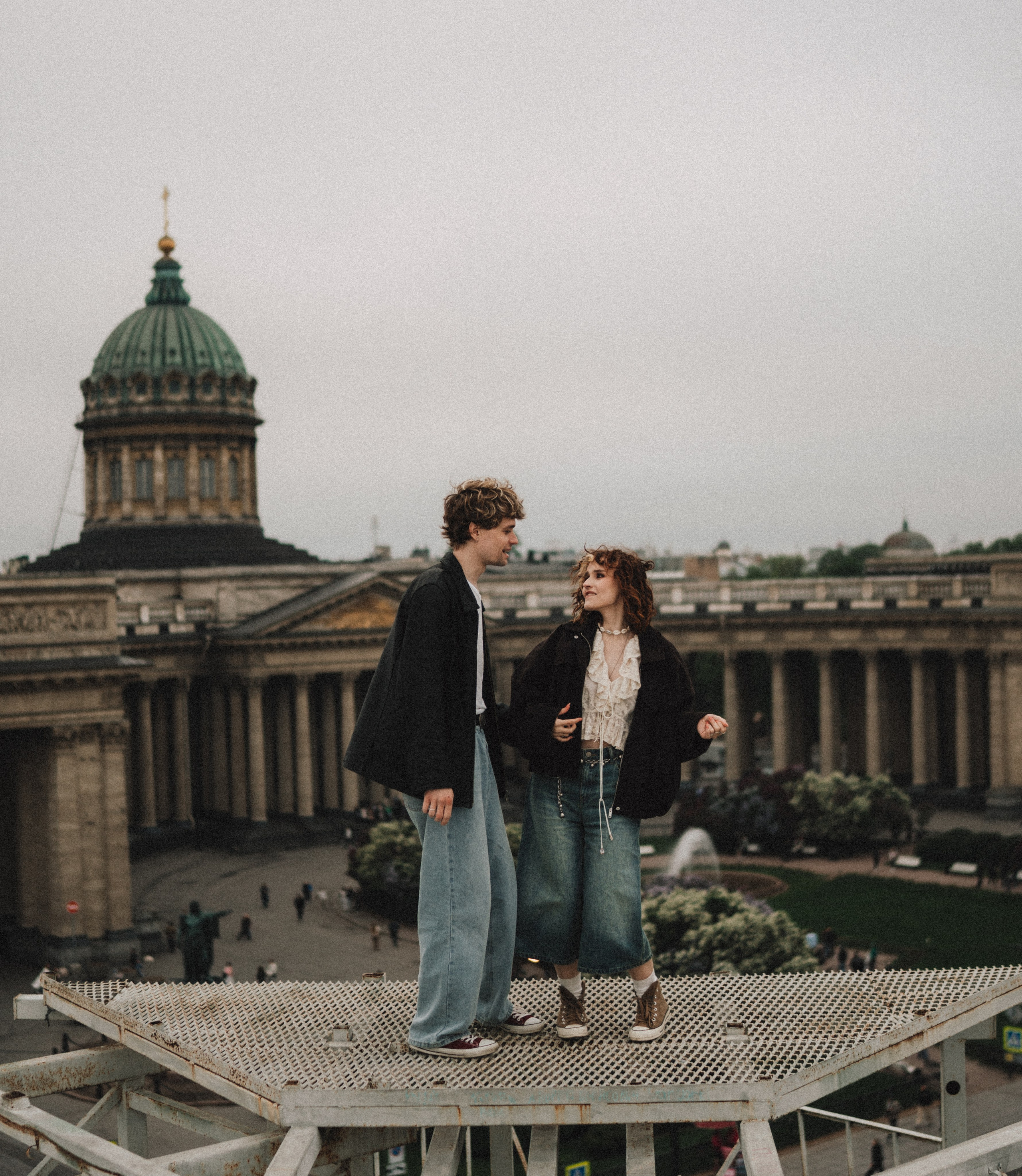 Фотосессия на крыше. парная съемка на крыше. Фотосессия лавстори СПб. Федосова Елизавета - свадебный фотограф СПб. 