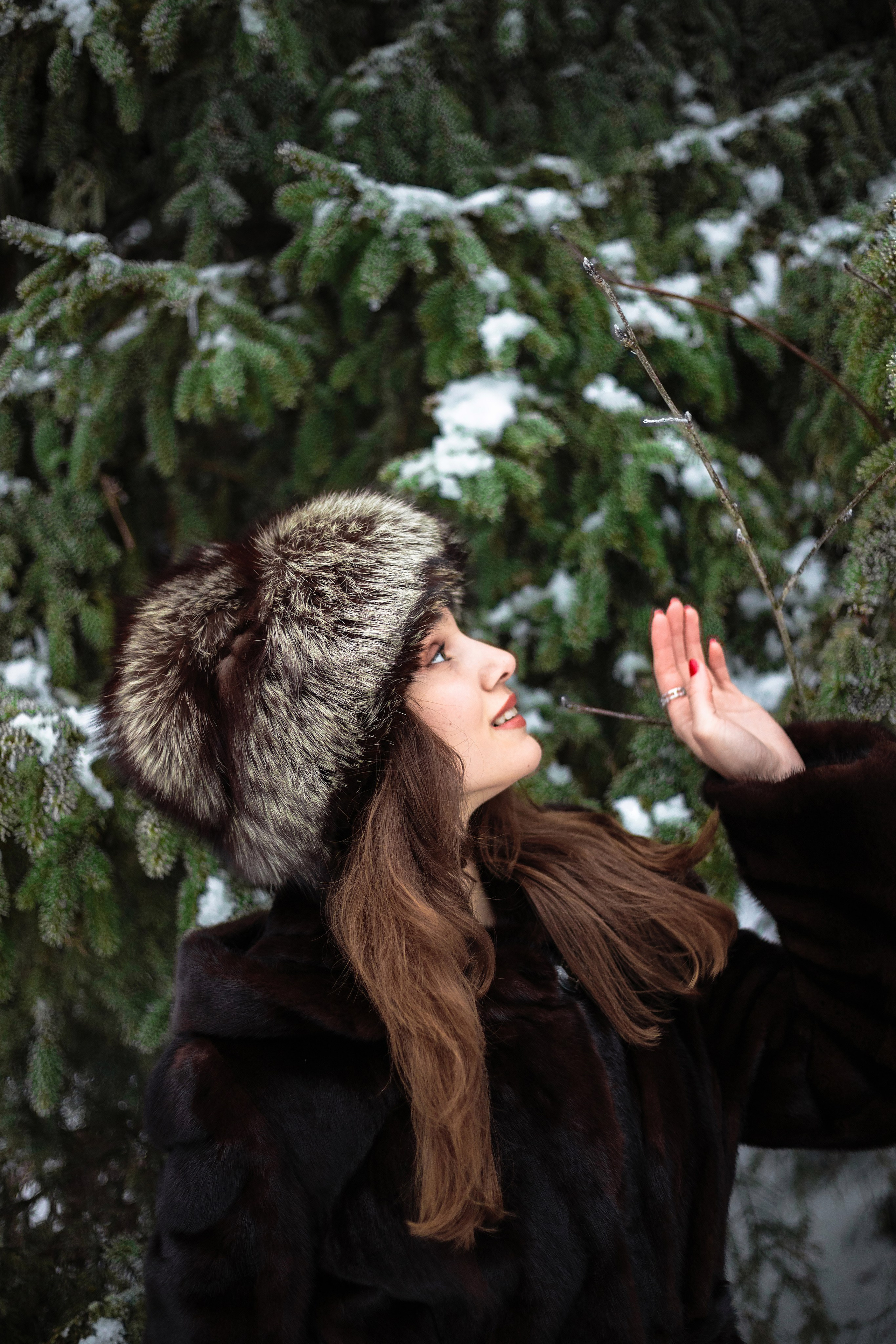 зимняя фотография девушки у елки