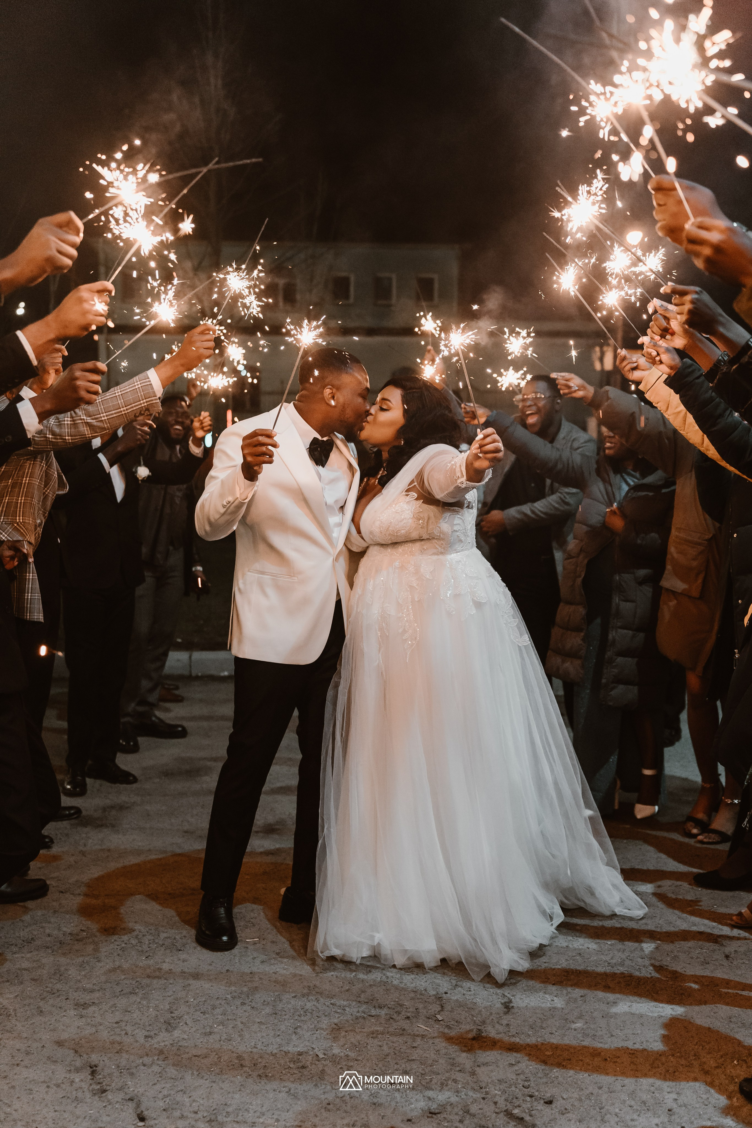 Cletus And Karabo. Я занимаюсь событийной, свадебной, товарной, студийной… фотографией