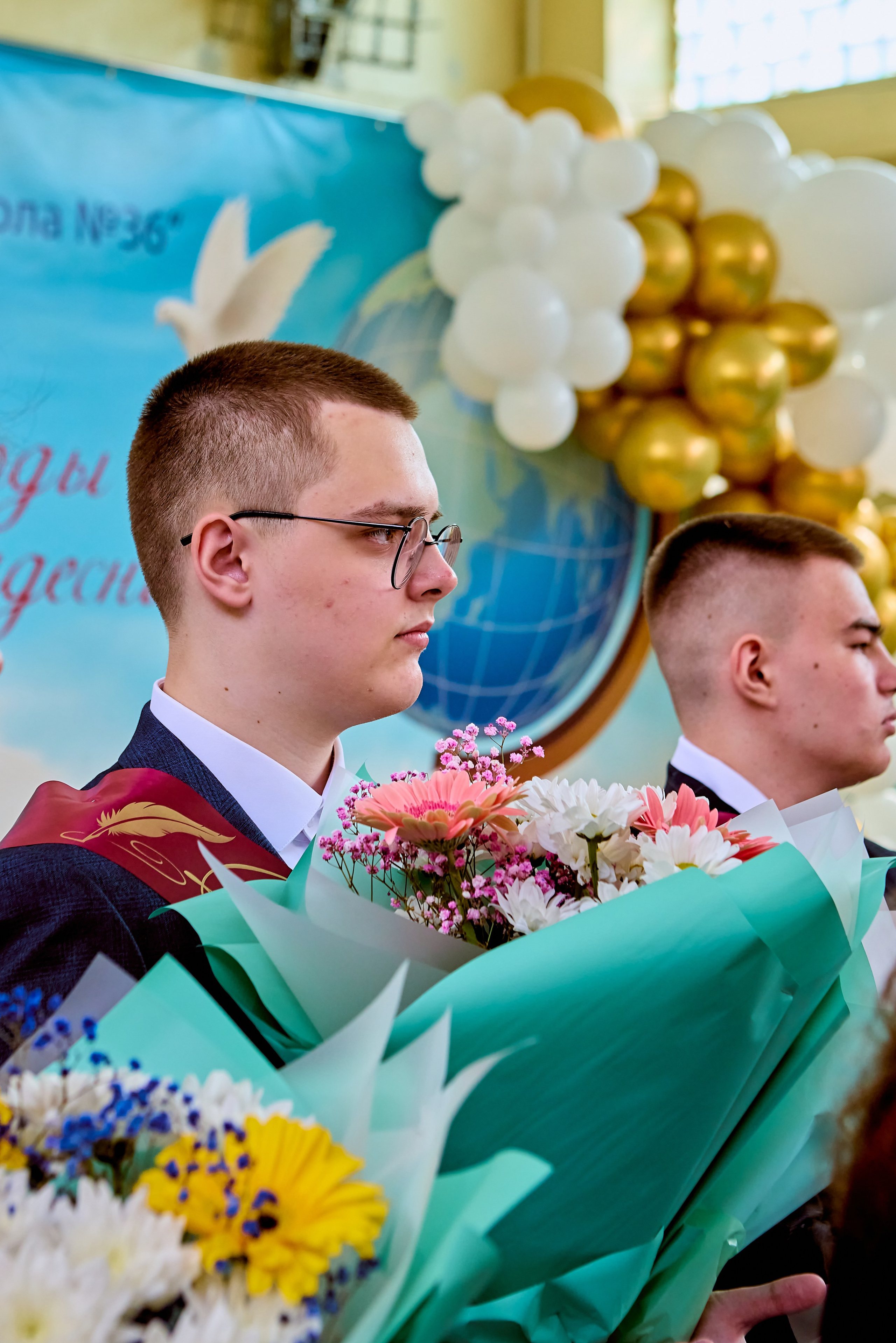 Трепет и свет в глазах выпускников на торжественном празднике, кадр фотографа из г. Дзержинска  Николая Голованова.