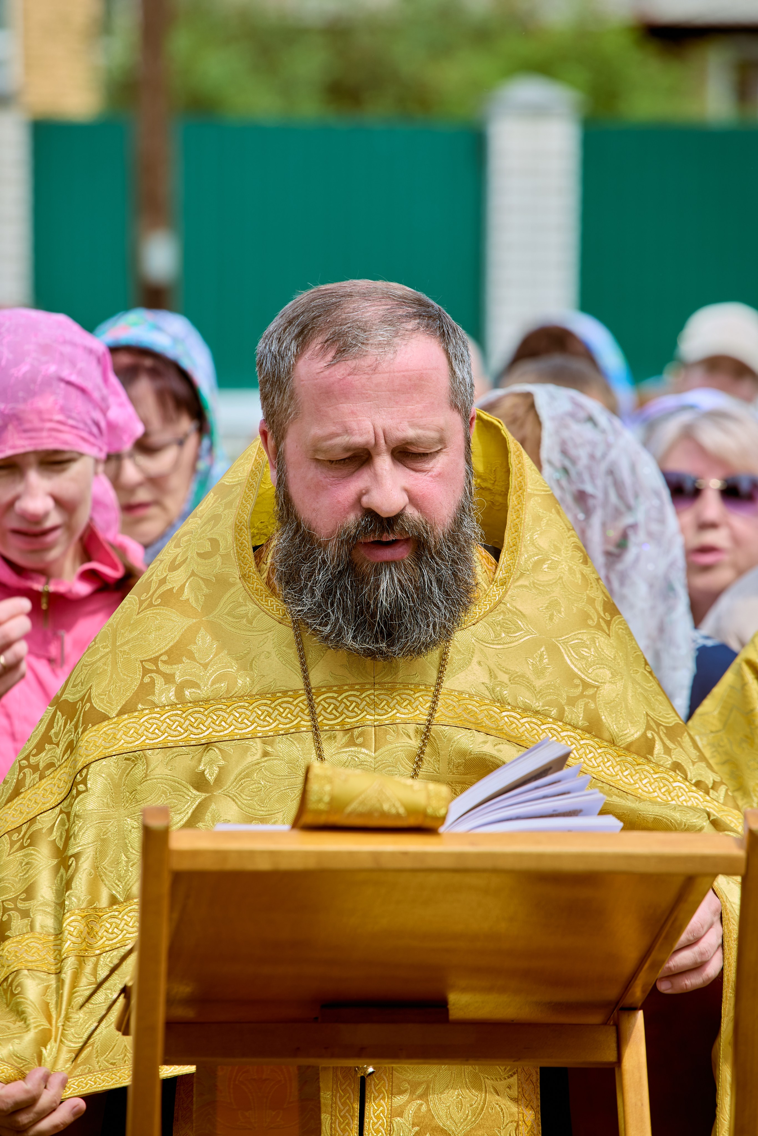 Священник на молебне при чтении Евангелия на крестном ходе в Дзержинске фото Православного фотографа Николая Голованова