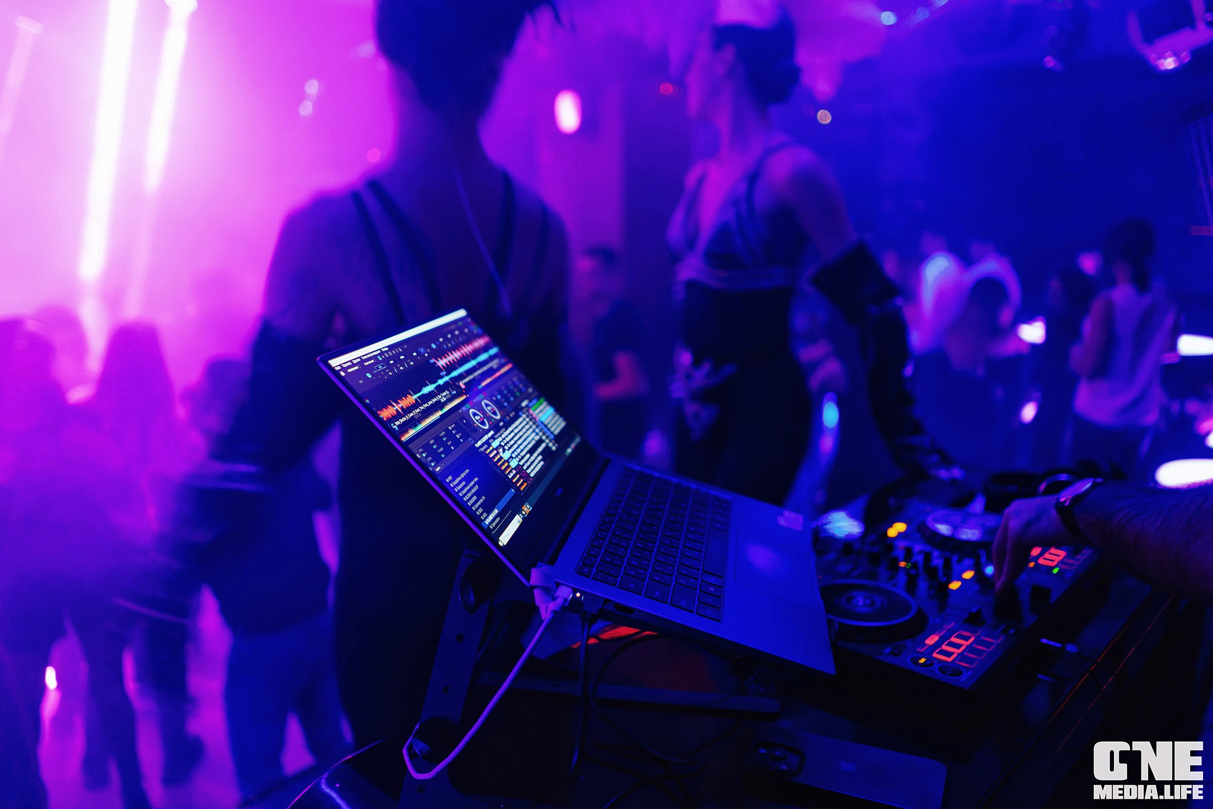 Фоторепортаж из Планеты. One Media Life: фоторепортажи, фотоотчеты с мероприятий и заведений