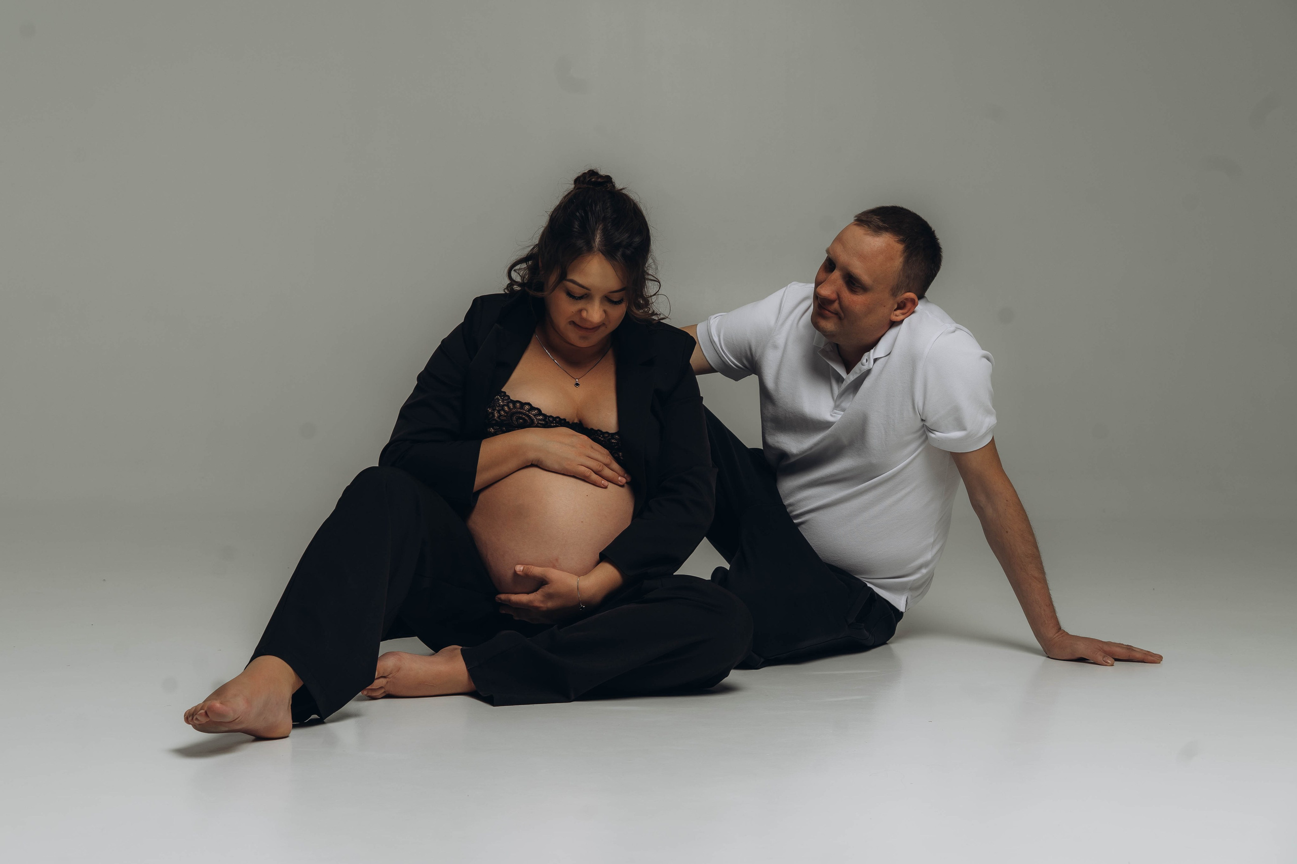 Беременность съемка пары в студии. Фотограф Екатеринбург Кокшарова Александра