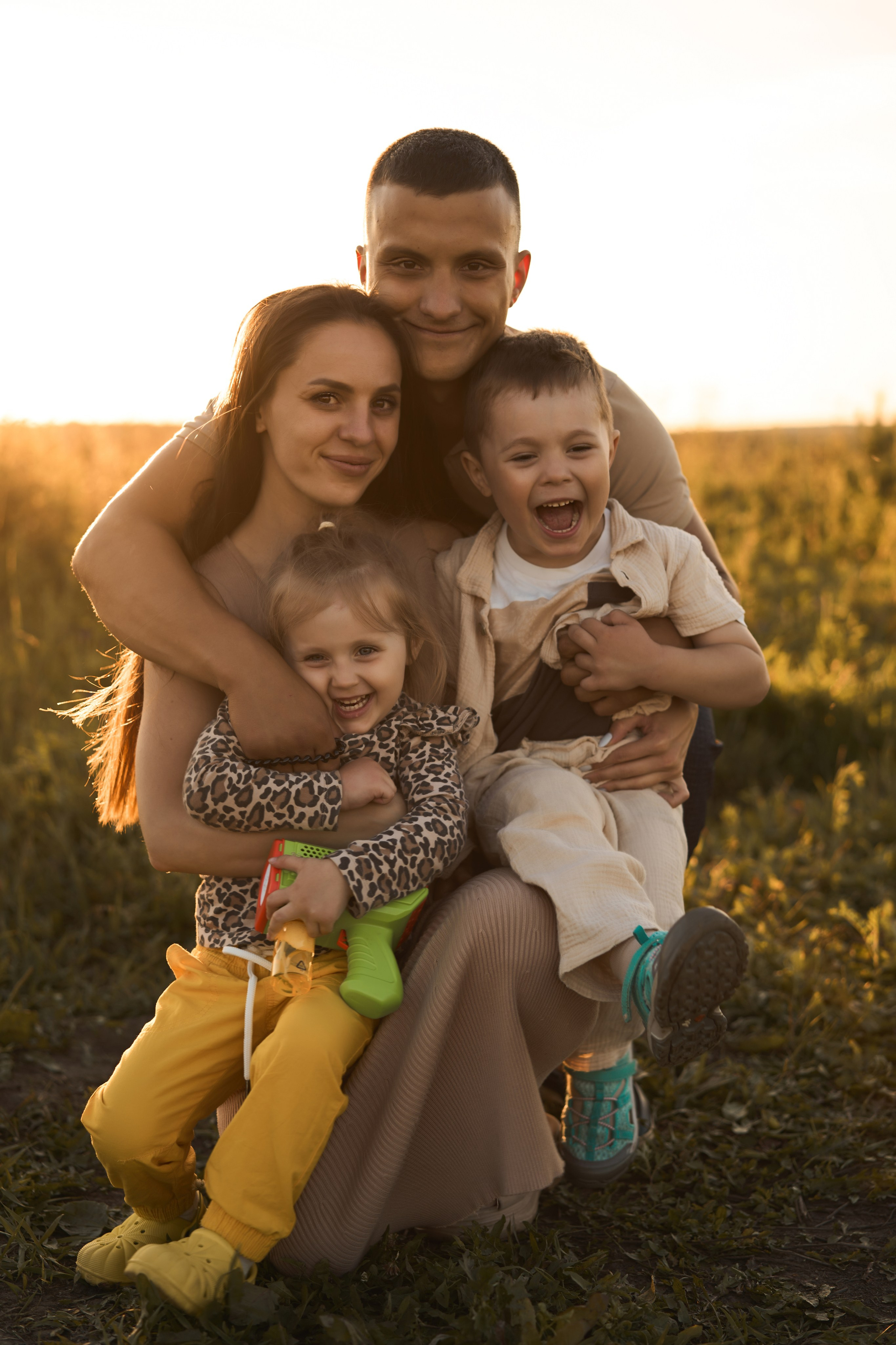 Семейная фотосессия на закате в поле😍. Фотограф Екатеринбург Кокшарова Александра