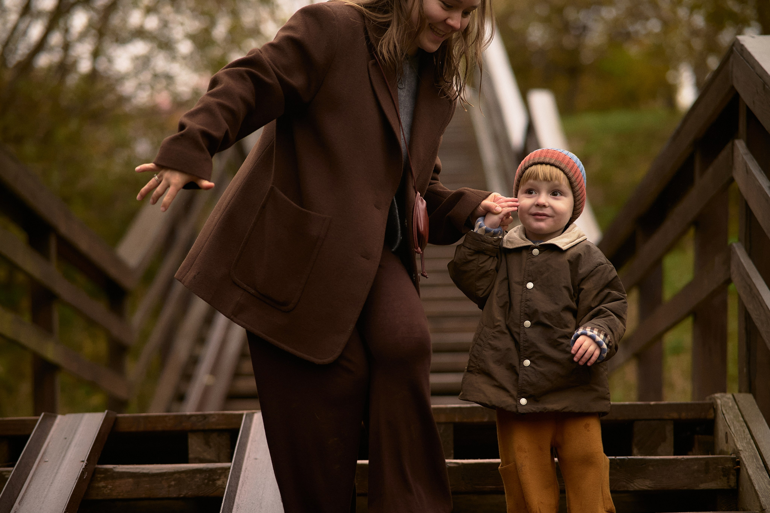 Света и Илюша под дождём. Семейный и свадебный lifestyle-фотограф в Москве Мария Петрова