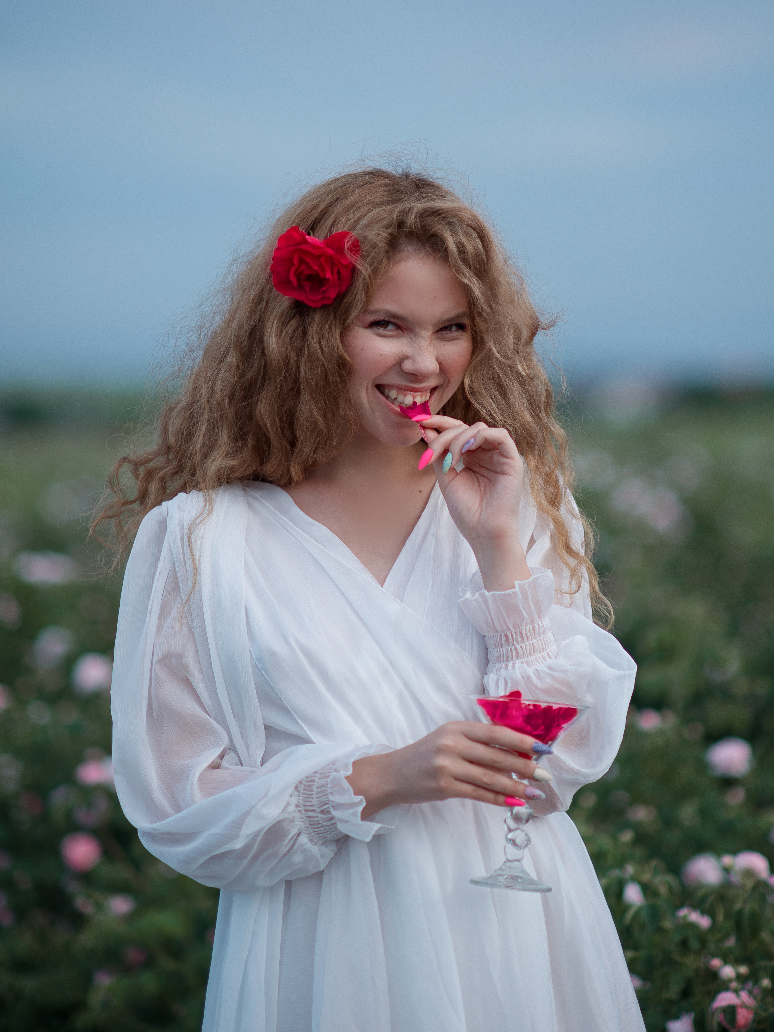 Фотосессия "под ключ" с выездом на цветущие розовые плантации в Тургеневке