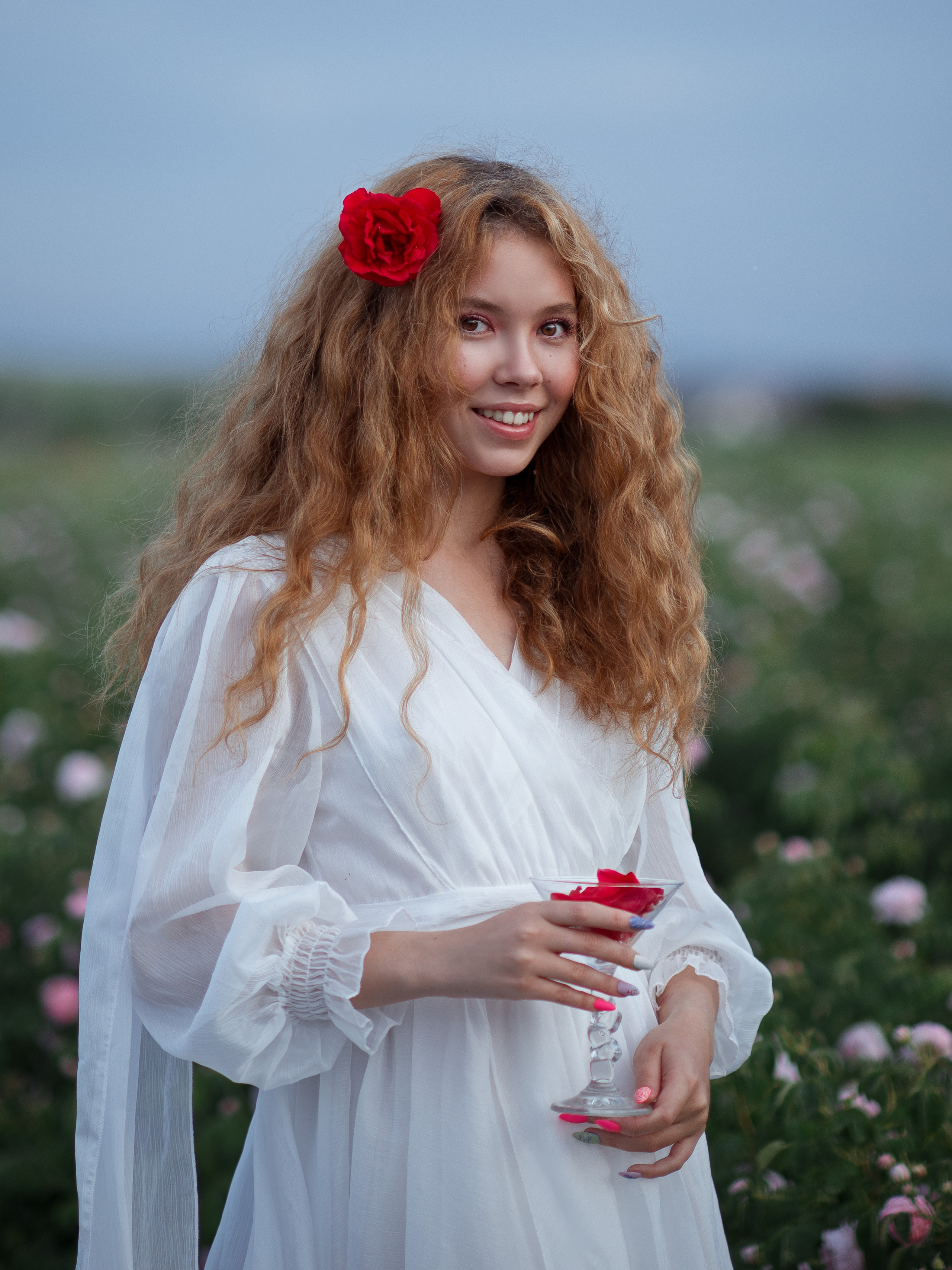 Портретная фотосъемка в кустах роз на закате (Крым)