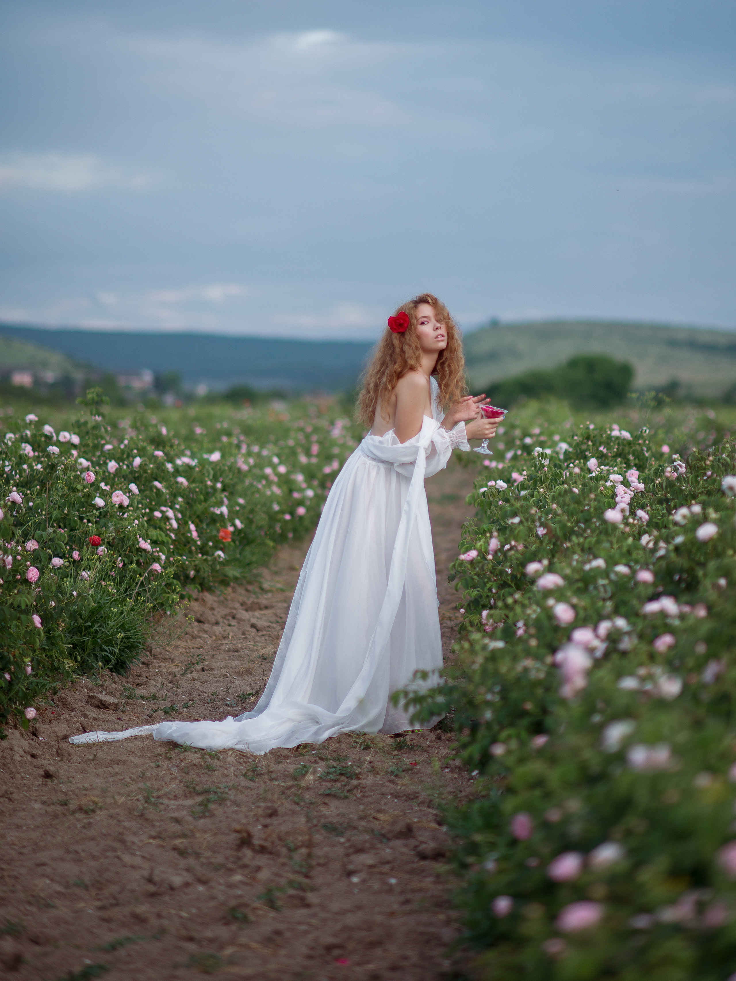 Фотосессия в цветущих розах в Севастополе