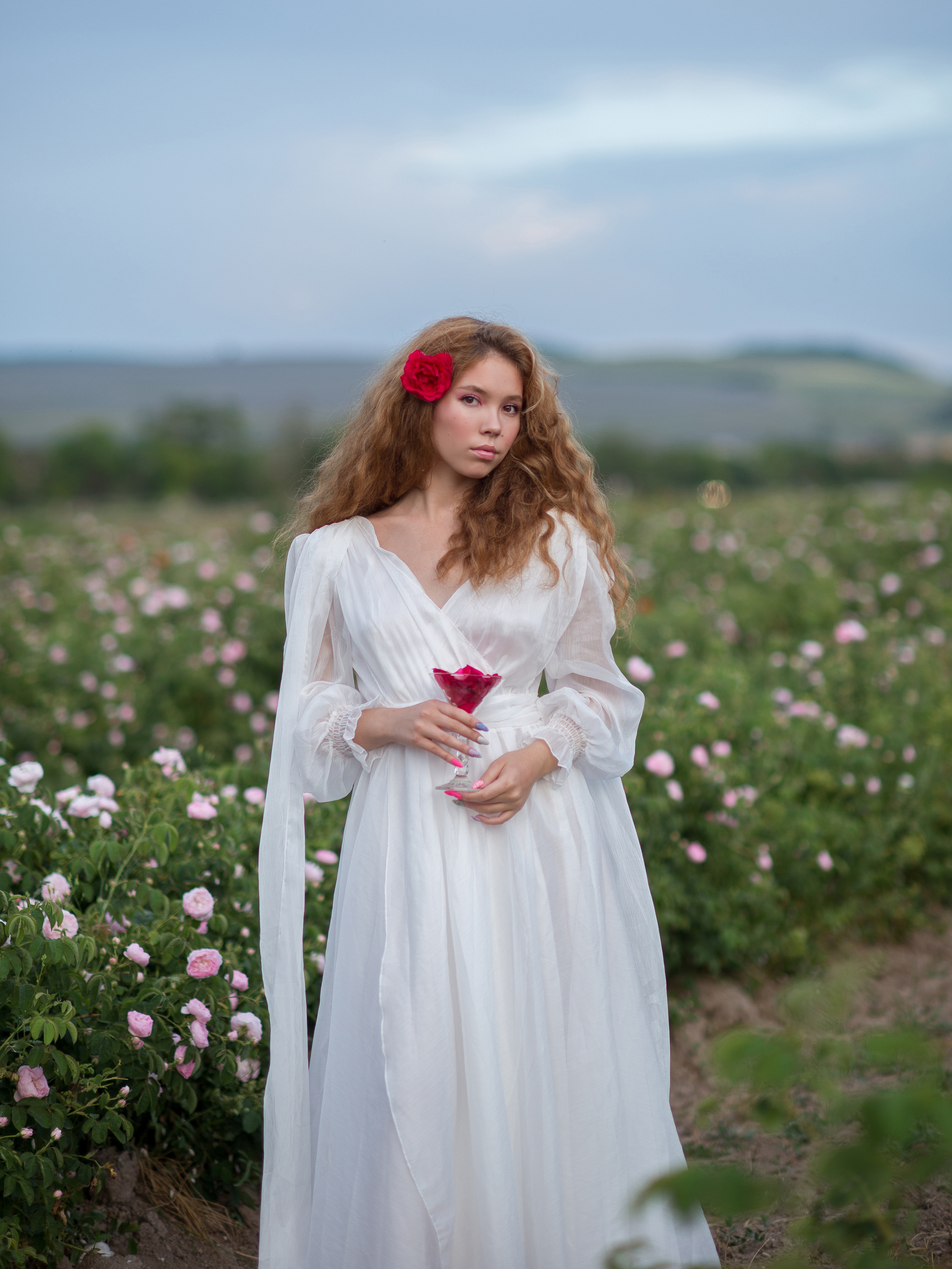 Летящее платье для фотосессии в розовых кустах на плантациях Тургеневки (Крым)
