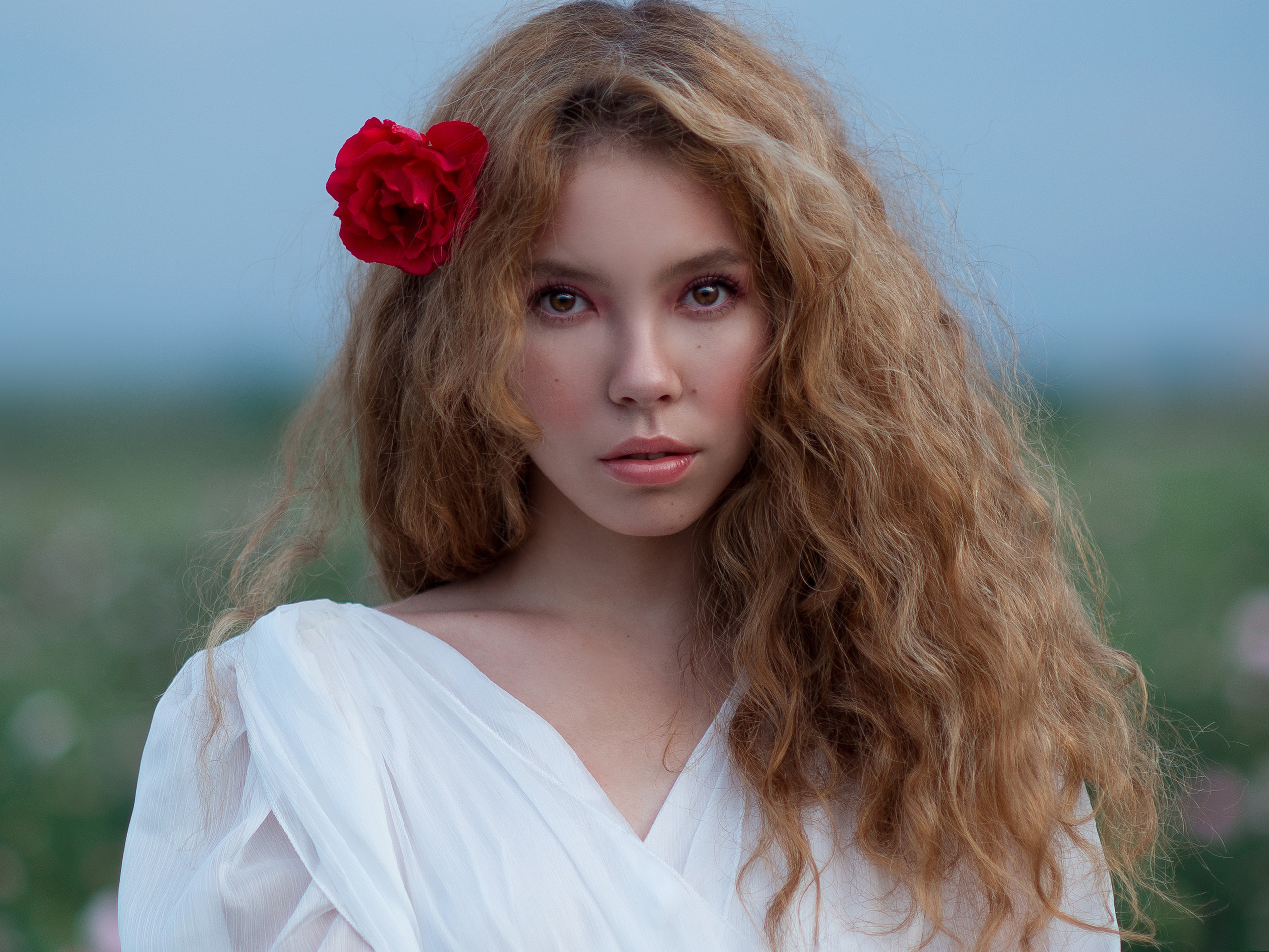 Портретная фотосессия в цветущих розах (Крым)