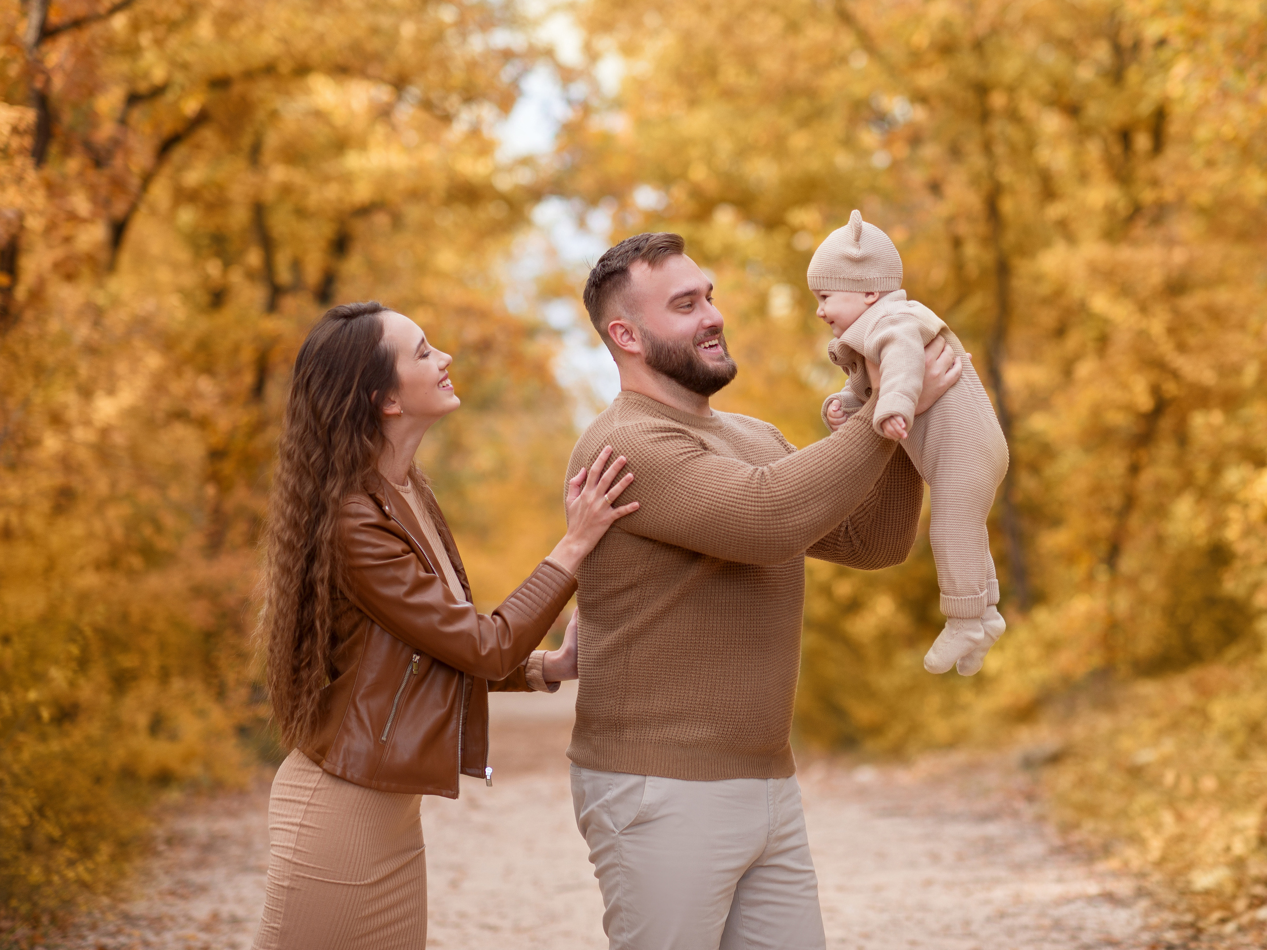 Кадры с осеннего леса - семейная фотосессия в формате "мама, папа, ребенок"