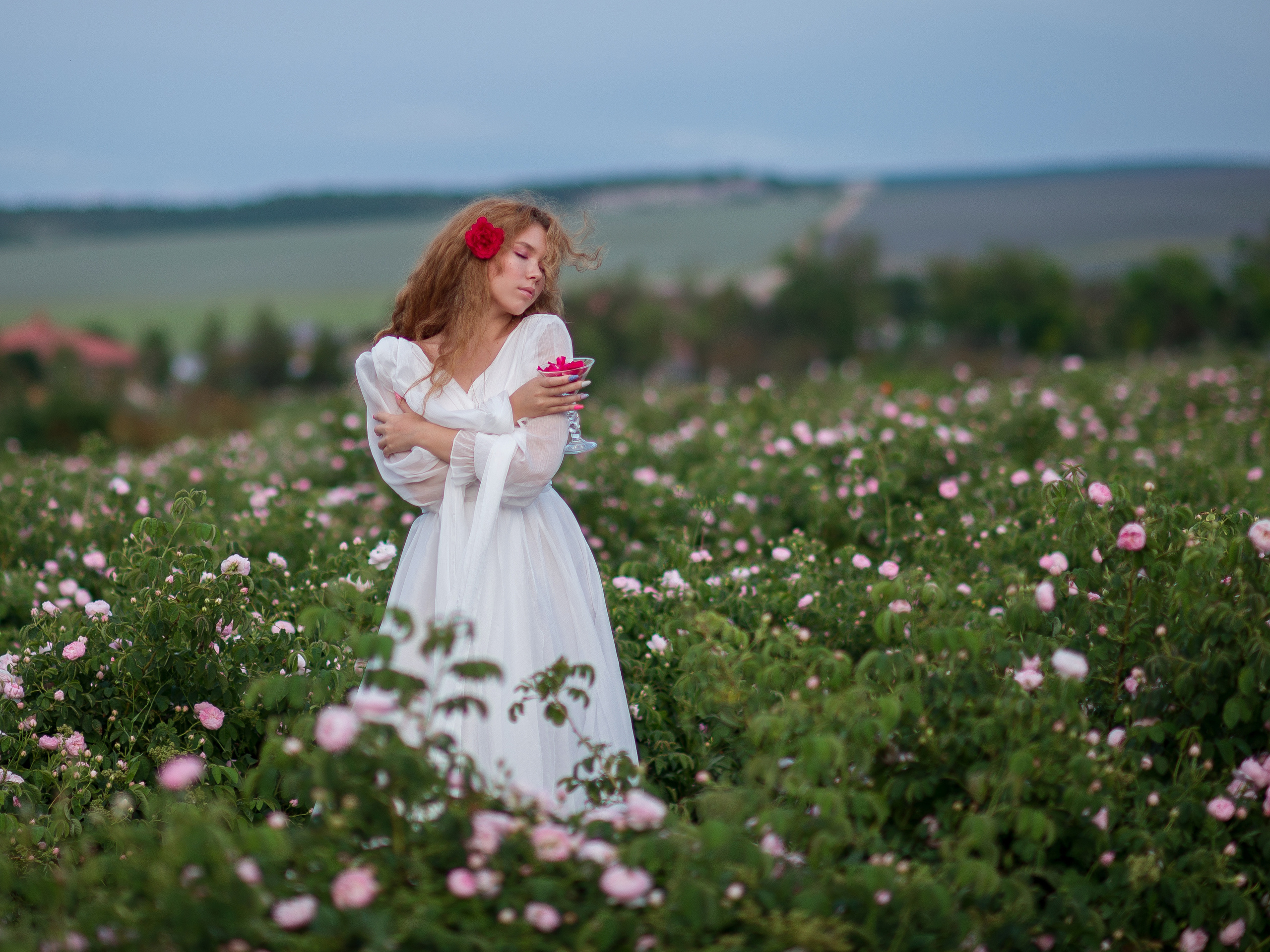Портретные снимки в рамках выездной фотосъемки на плантации цветущих роз в Крыму (Тургеневка)