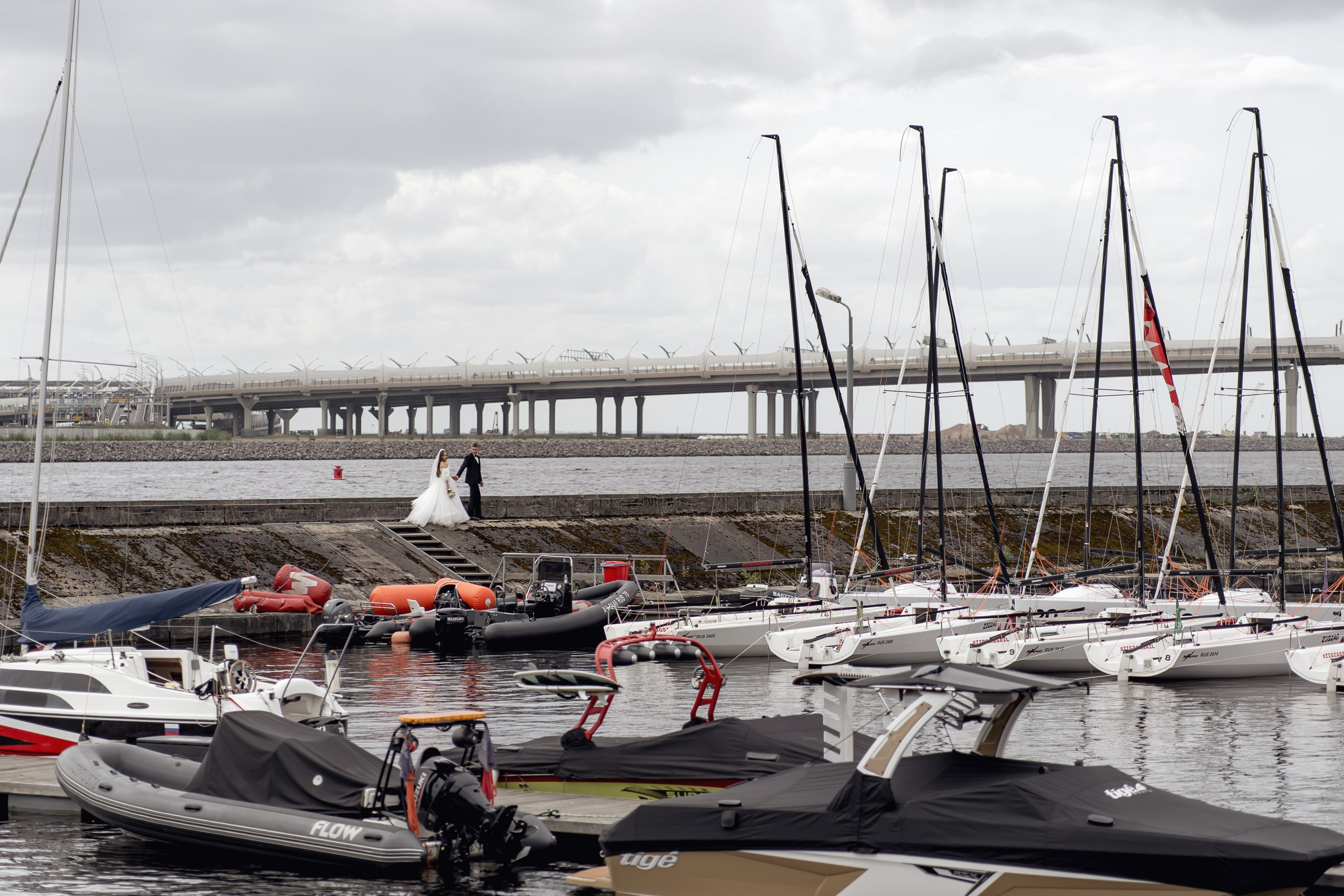 Красивые места для свадебной фотосессии летом в Санкт-Петербурге. Свадебный фотограф Александр Невский в Санкт-Петербурге